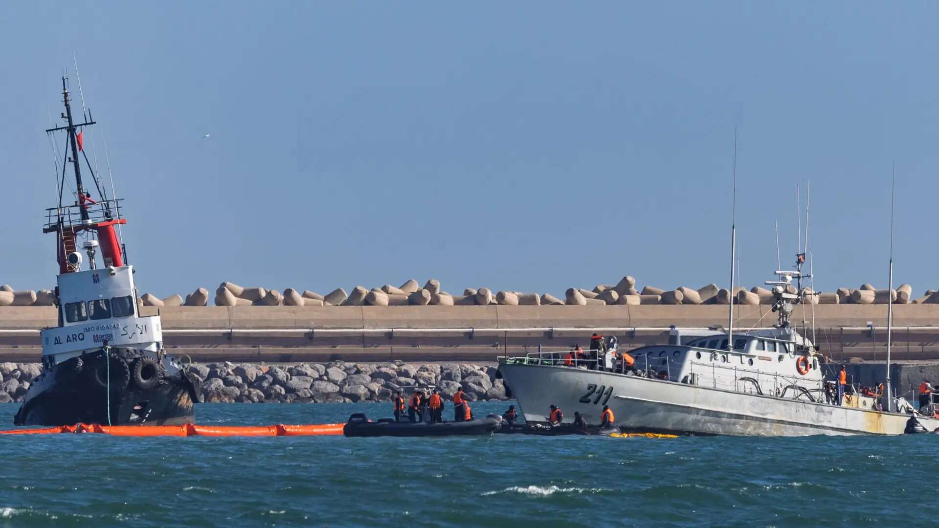 Marruecos pide ayuda a España para reflotar una patrullera encallada en aguas de Melilla