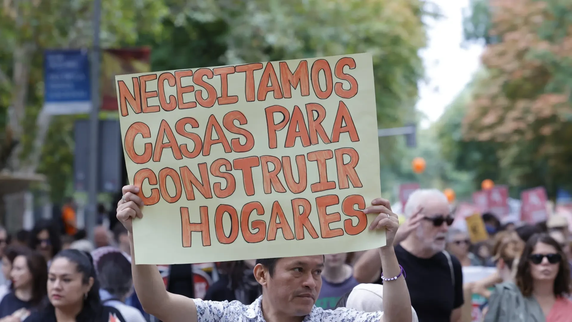 El doble lastre del parque español de viviendas sociales: la mitad de pisos protegidos que en la UE y trámites 