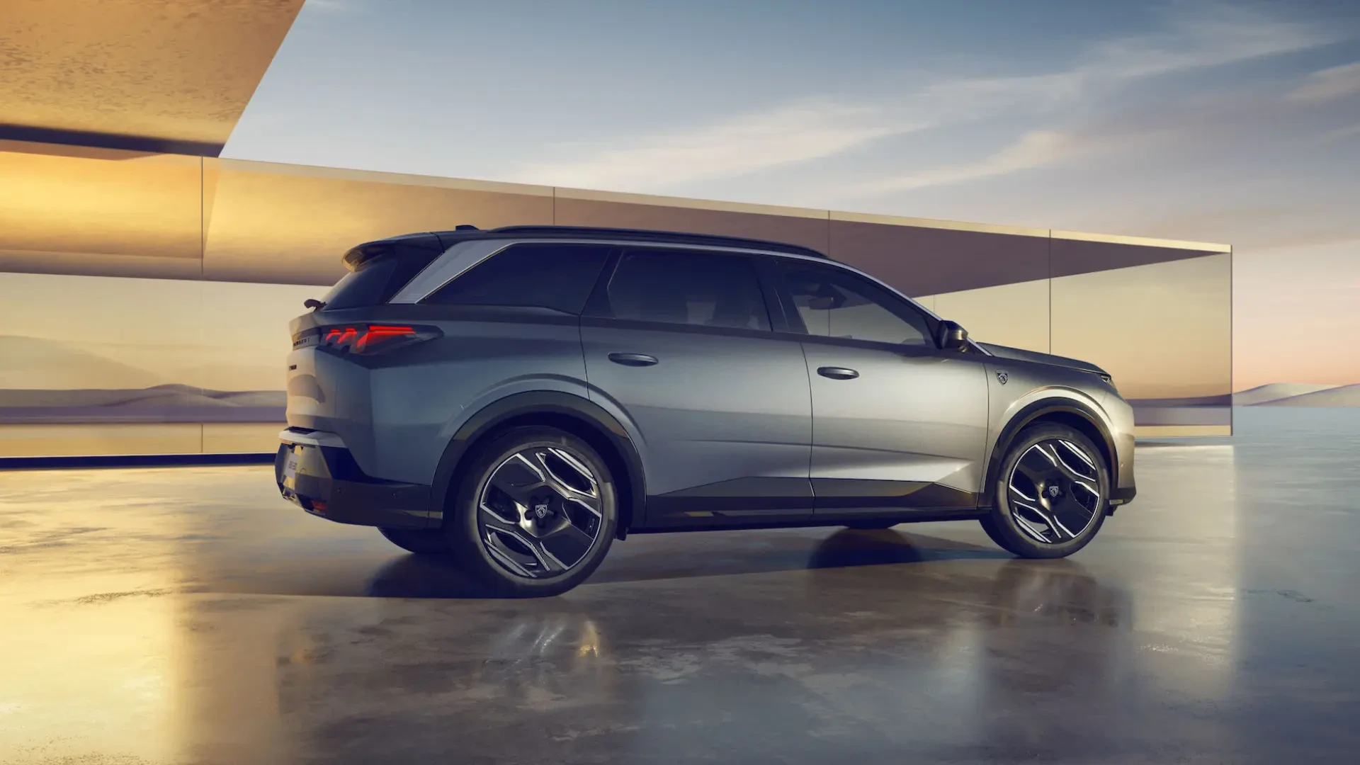 Más de 300 CV y tracción total para los nuevos Peugeot E-3008 y E-5008 Dual Motor