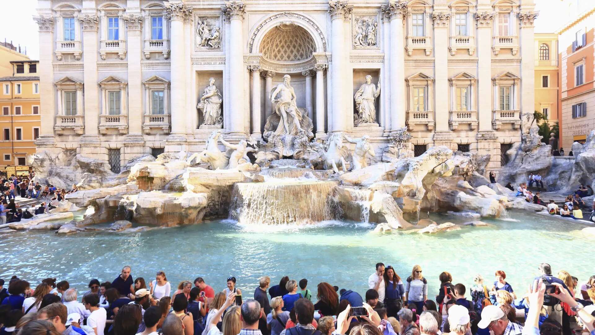 La Fontana di Trevi tendrá una pasarela que permitirá regular el número de turistas: Roma valora cobrar una entrada por verla