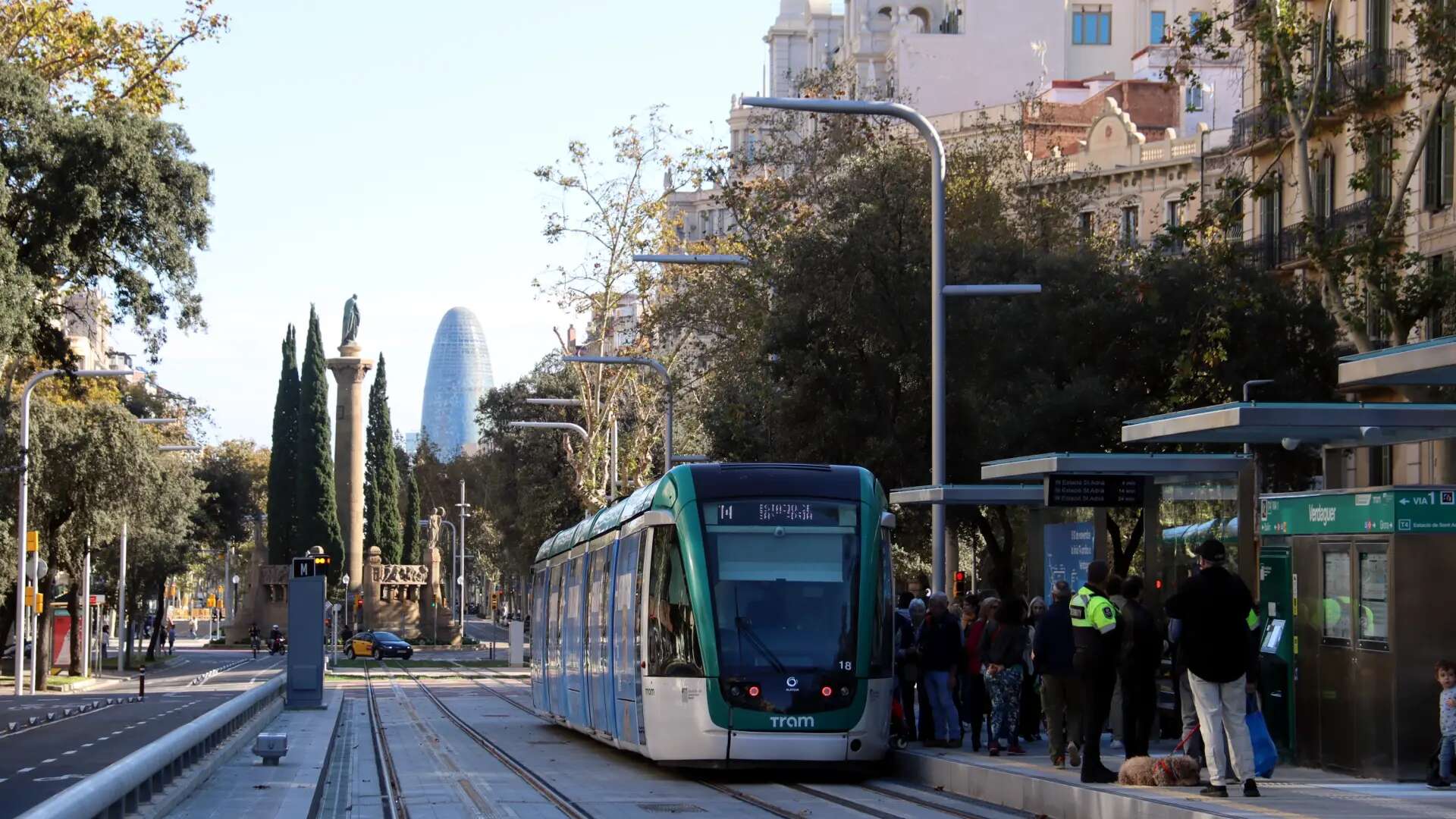 Barcelona recibe el primero de los tres nuevos tranvías para la red del Trambesòs