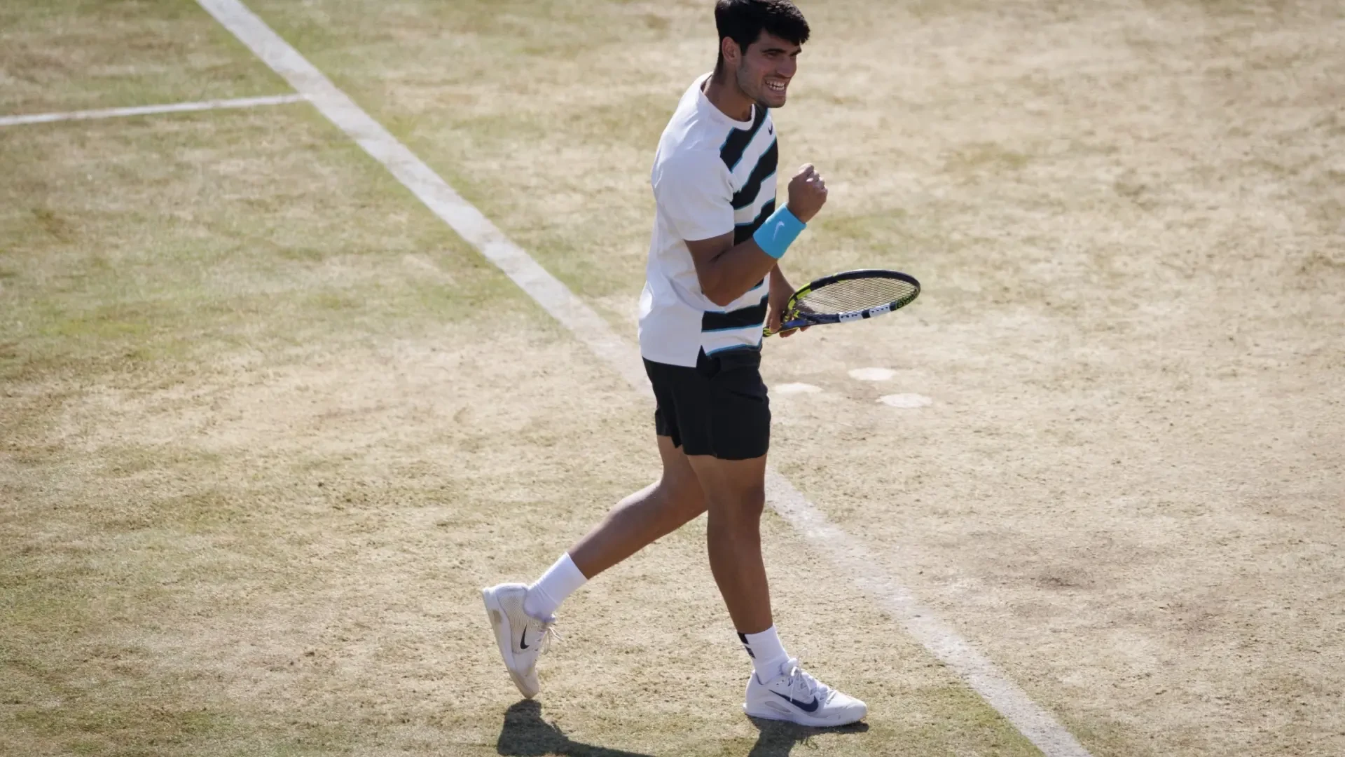 Carlos Alcaraz gana con una gran autoridad a Arthur Rinderknech y se mete en las semifinales del torneo de Queen's