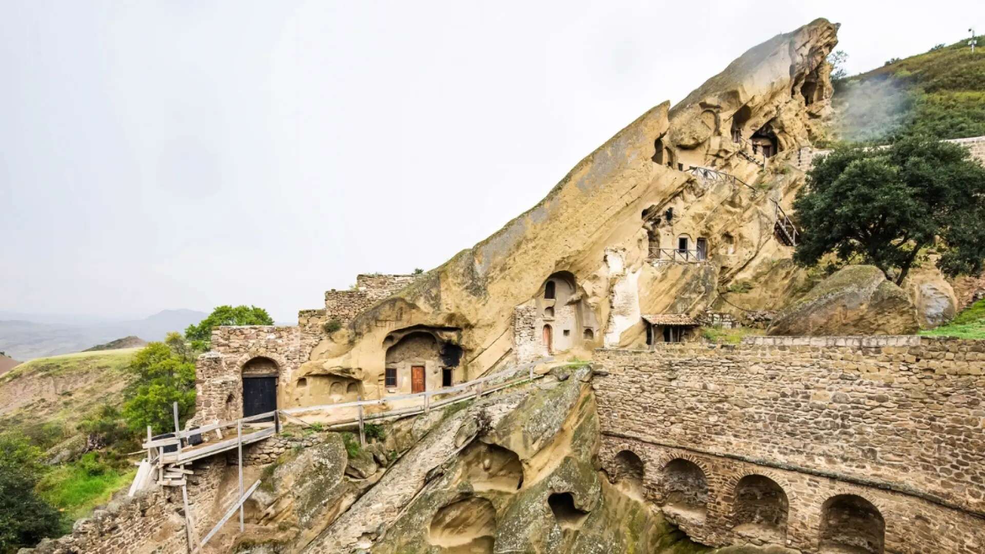 Los impresionantes monasterios del siglo VI excavados en la roca con frescos, cuevas e historia