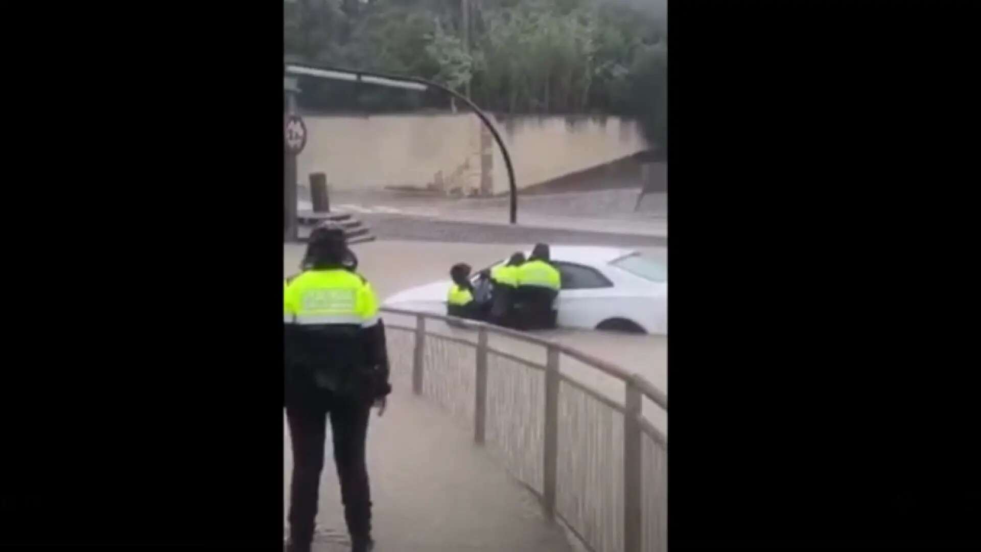 Los Mossos rescatan a un hombre atrapado dentro del coche en una zona inundada de la C-32 en Castelldefels