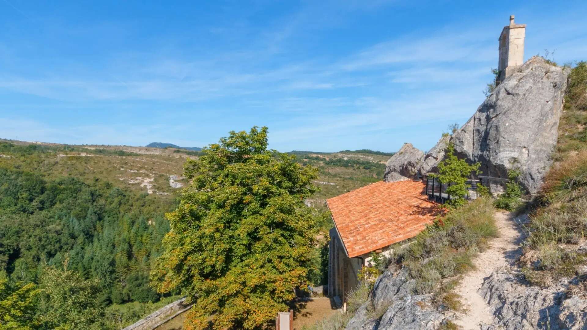 La curiosa ermita construida dentro de una cueva que es una de las más antiguas del País Vasco