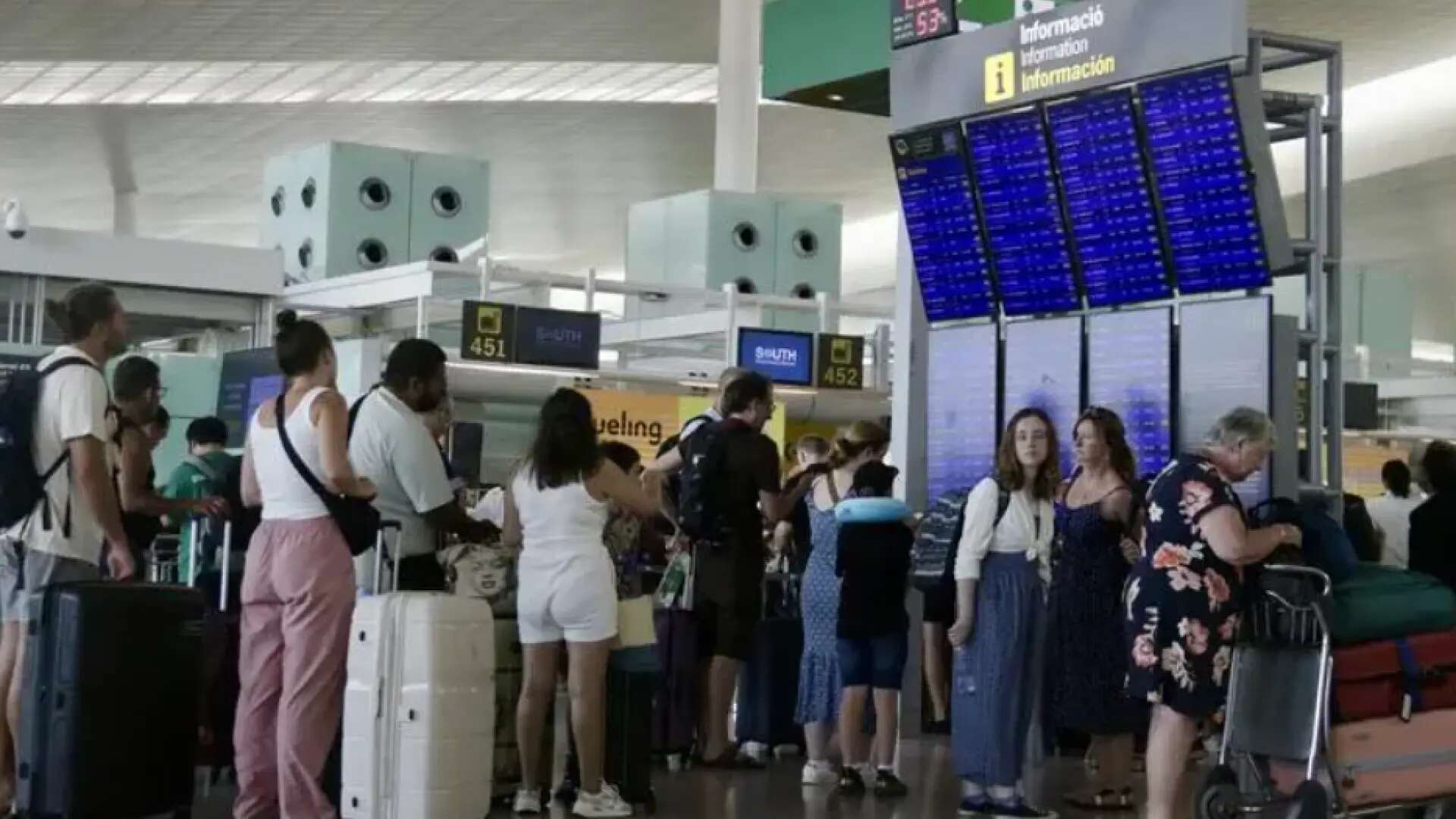 El aeropuerto del Prat sufre inundaciones, retrasos y desvíos por la DANA y Puente anuncia un comité de crisis