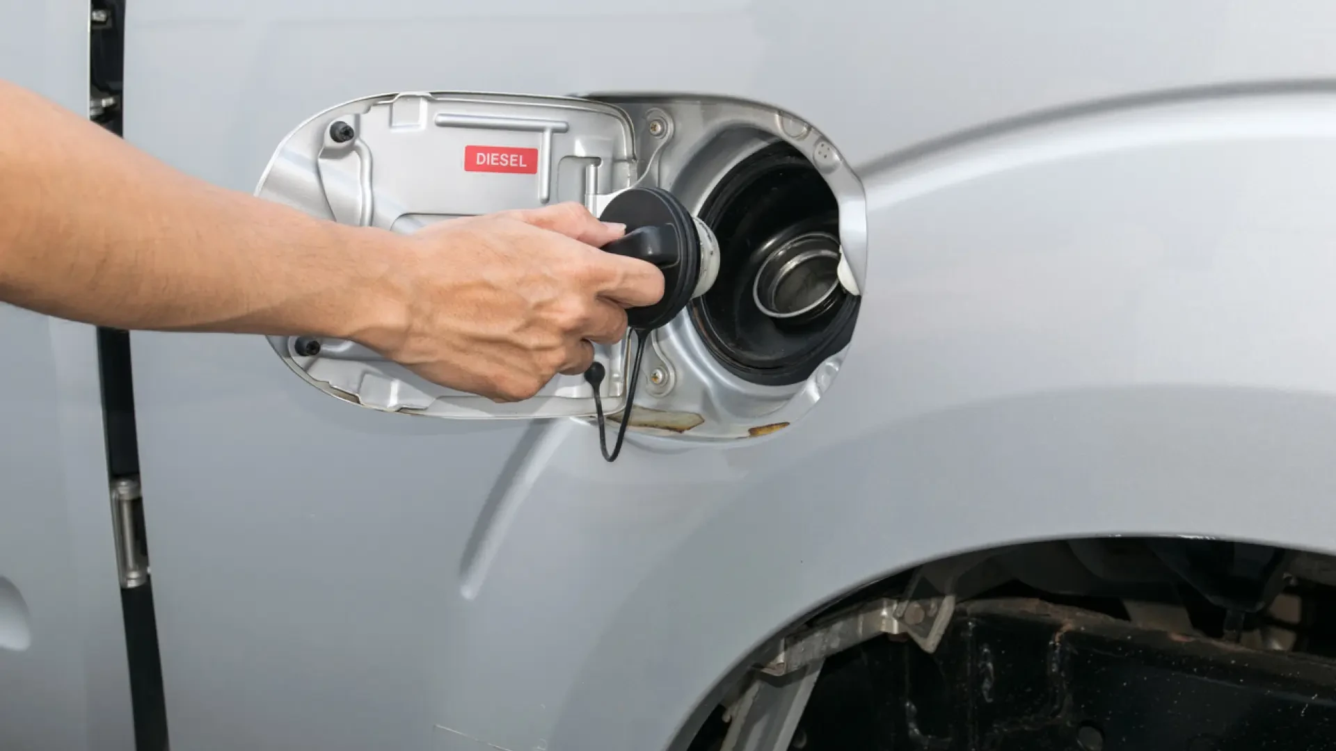 Un mecánico revela los usos secretos que tiene la tapa del depósito de la gasolina