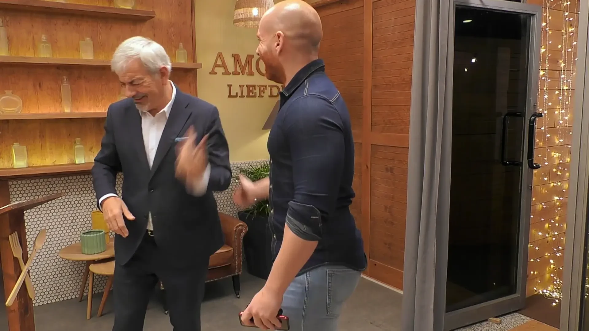 Carlos Sobera, impactado con el físico de uno de los solteros de 'First Dates': 