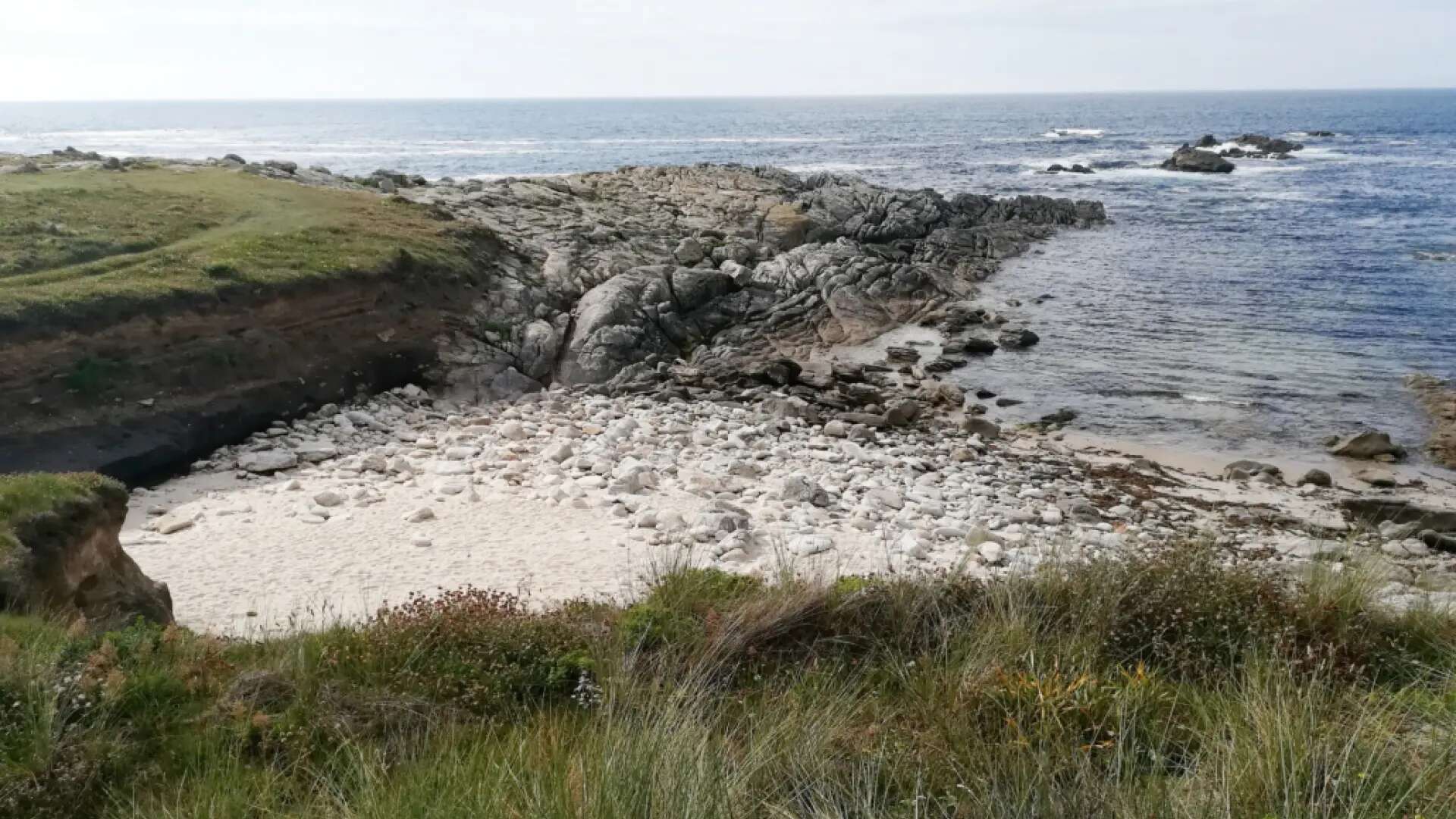 La cala virgen y mágica con aguas cristalinas que es un tesoro oculto en Galicia