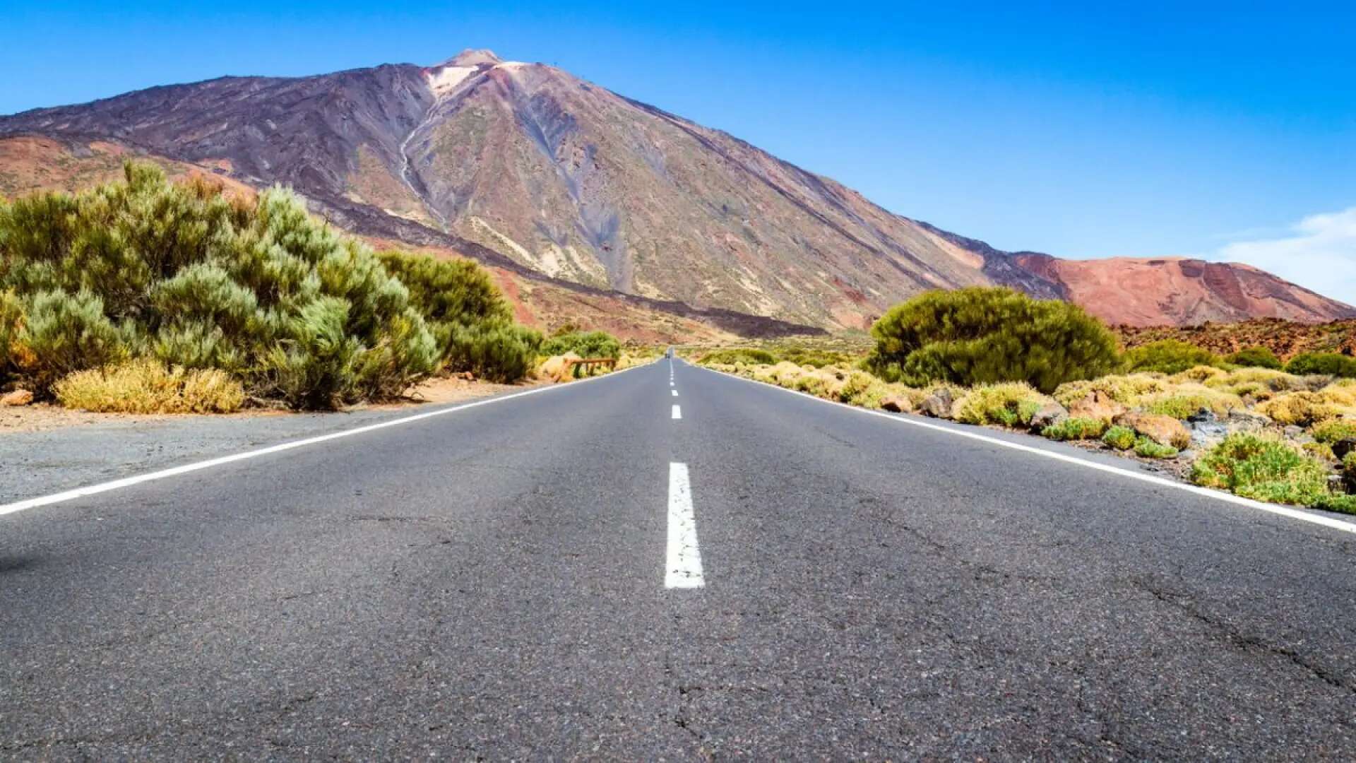 Una de las carreteras más bonitas está en Tenerife: en pleno Parque Nacional y con vistas al volcán