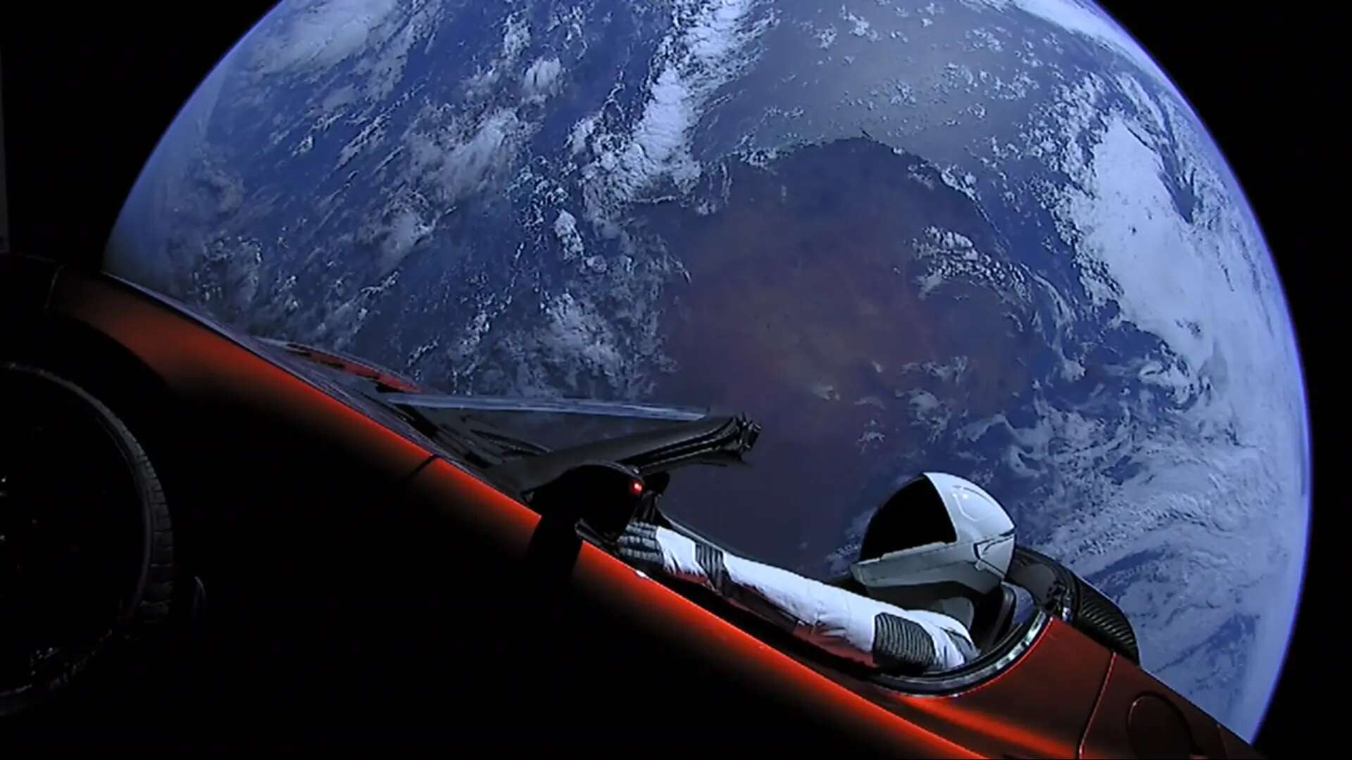 El último disparate de Elon Musk: su Tesla espacial reaparece y lo confunden con un asteroide cercano a la Tierra