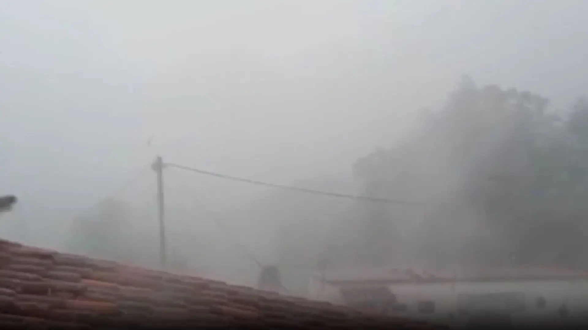 Los bomberos ya han atendido una cuarentena de avisos por el temporal de lluvia y granizo que avanza en Catalunya