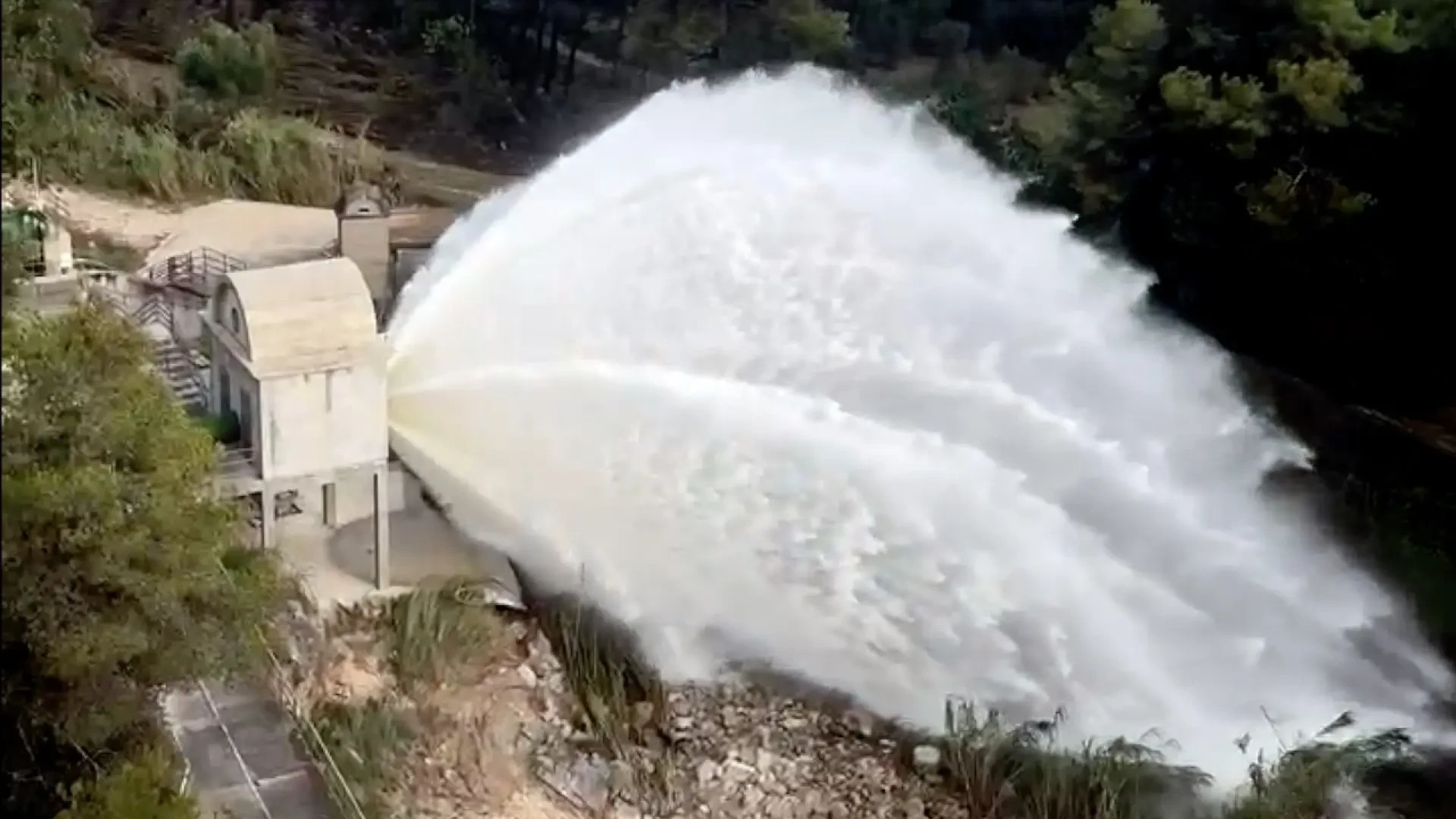 Bajan un 5% el nivel de agua del pantano de Foix para evitar que se desborde ante la llegada esta tarde de fuertes tormentas