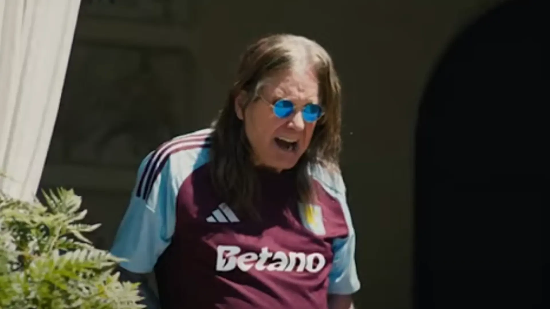 El Aston Villa se despide de Ozzy Osbourne, fiel seguidor del equipo: 