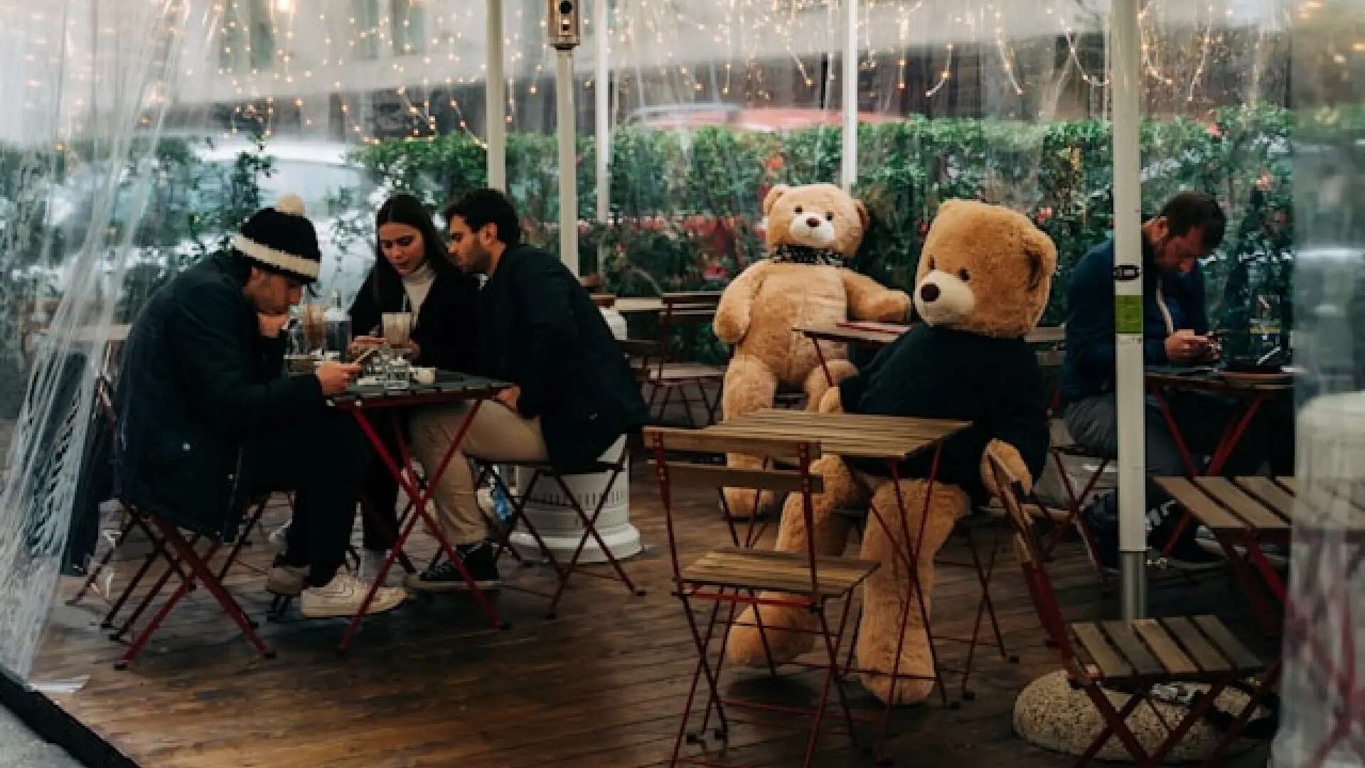 La curiosa técnica de un restaurante chino para buscarte 'compañía' si vas a comer solo