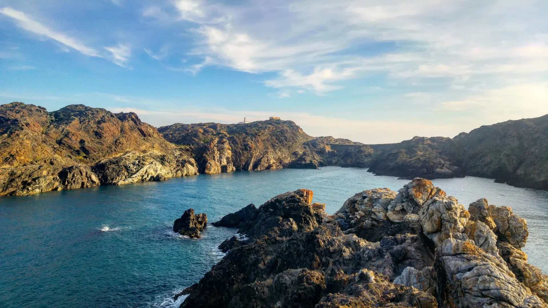 Parece Grecia, pero está en España: la playa que inspiró a Dalí y está a una hora de Barcelona