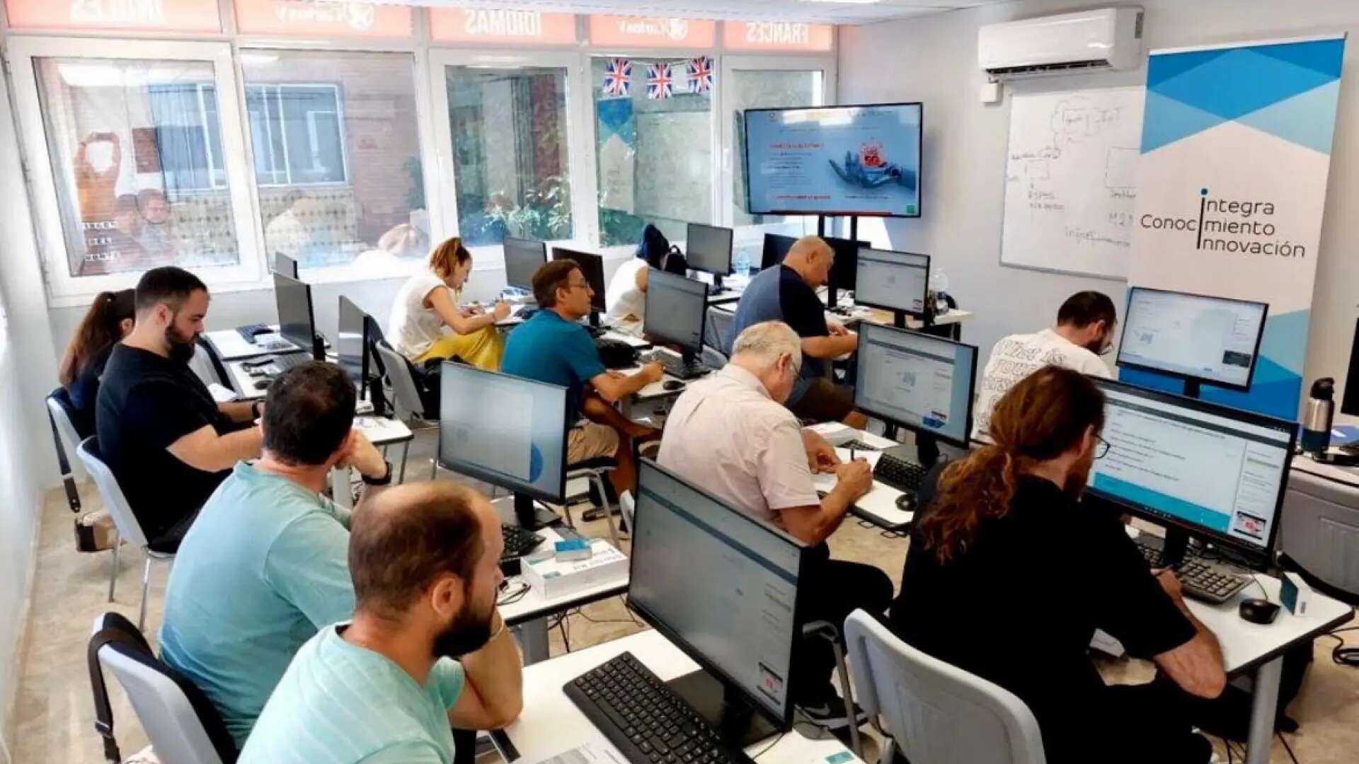 Casi 700 plazas gratuitas en Andalucía para cursos en tecnologías emergentes: IA, IoT y Realidad Virtual