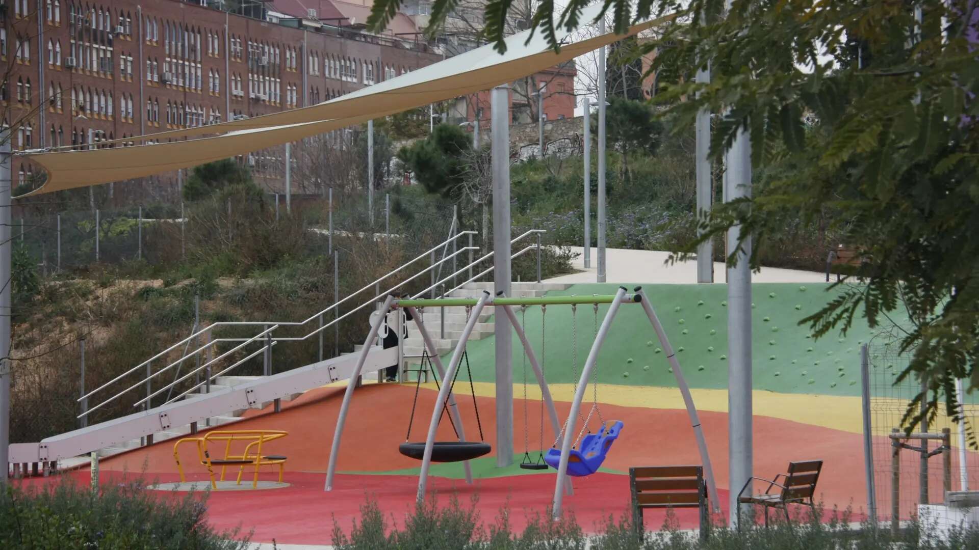 Barcelona abre un parque urbano de casi 25.000 metros cuadrados en Can Clos que conecta la Marina de Port con Montjuïc