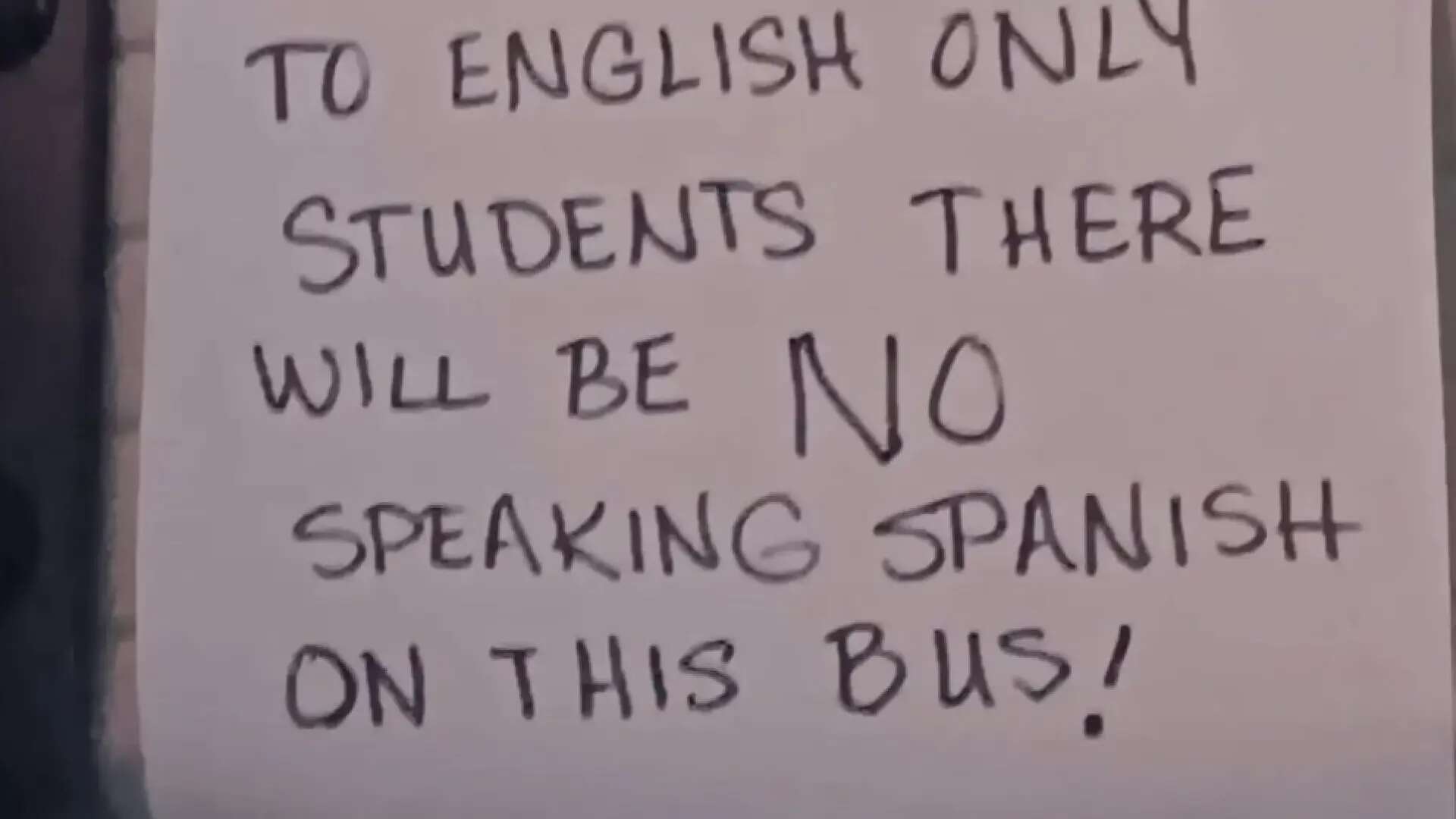 Suspenden al conductor de un autobús escolar en EEUU por prohibir hablar español a los niños