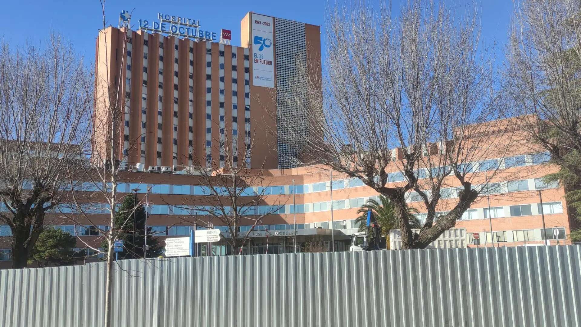 La demolición ladrillo a ladrillo del hospital 12 de Octubre arranca con el derribo de la antigua torre