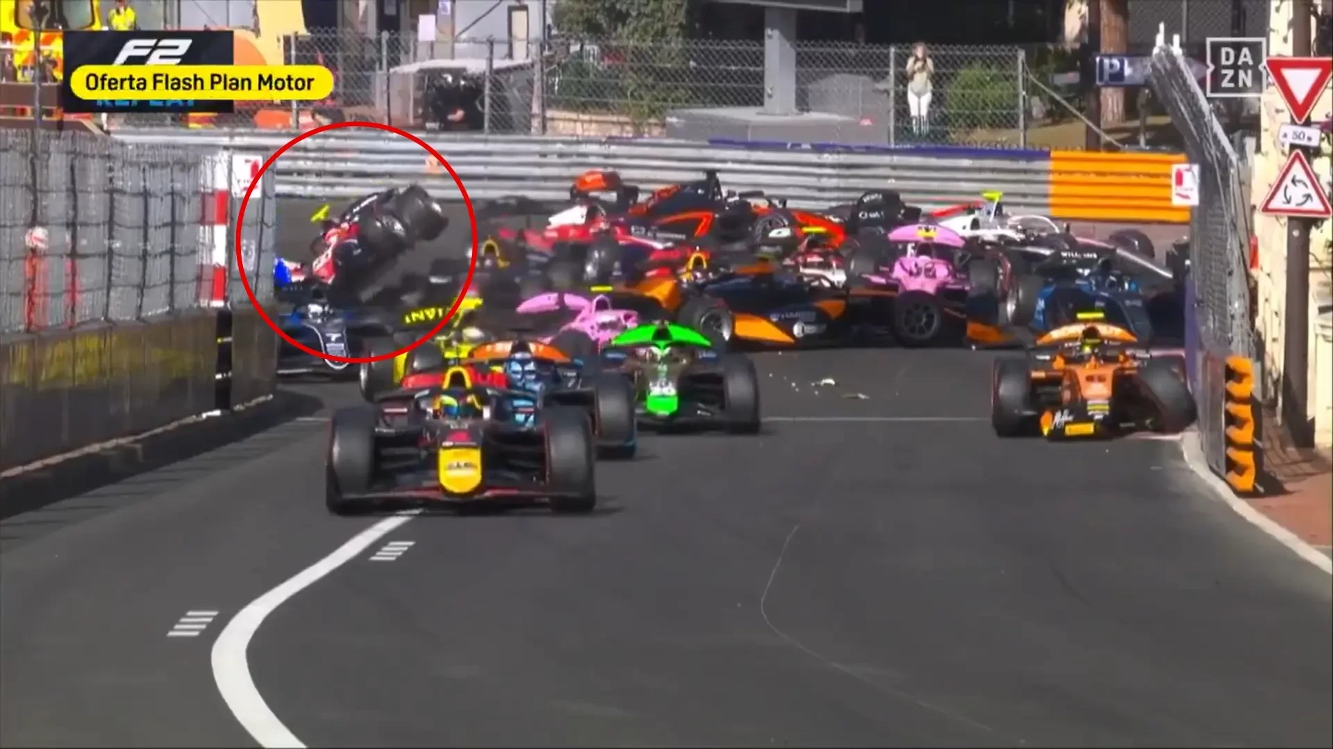 Caos en la salida de la F2 en Mónaco, con un accidente múltiple, y brutal enfado en el paddock: 