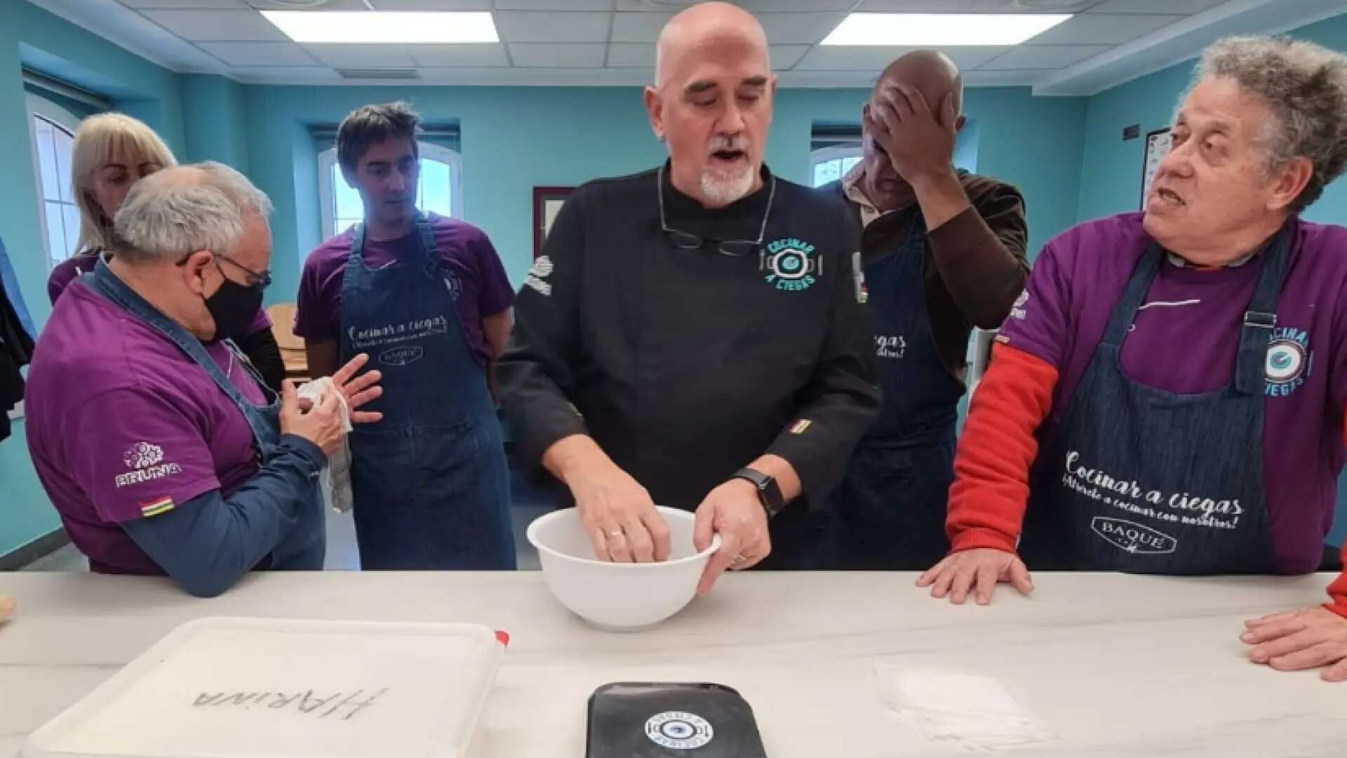 'Cocinar a ciegas', el proyecto del chef ciego Ángel Palacios para enseñar a cocinar a otras personas con discapacidad visual