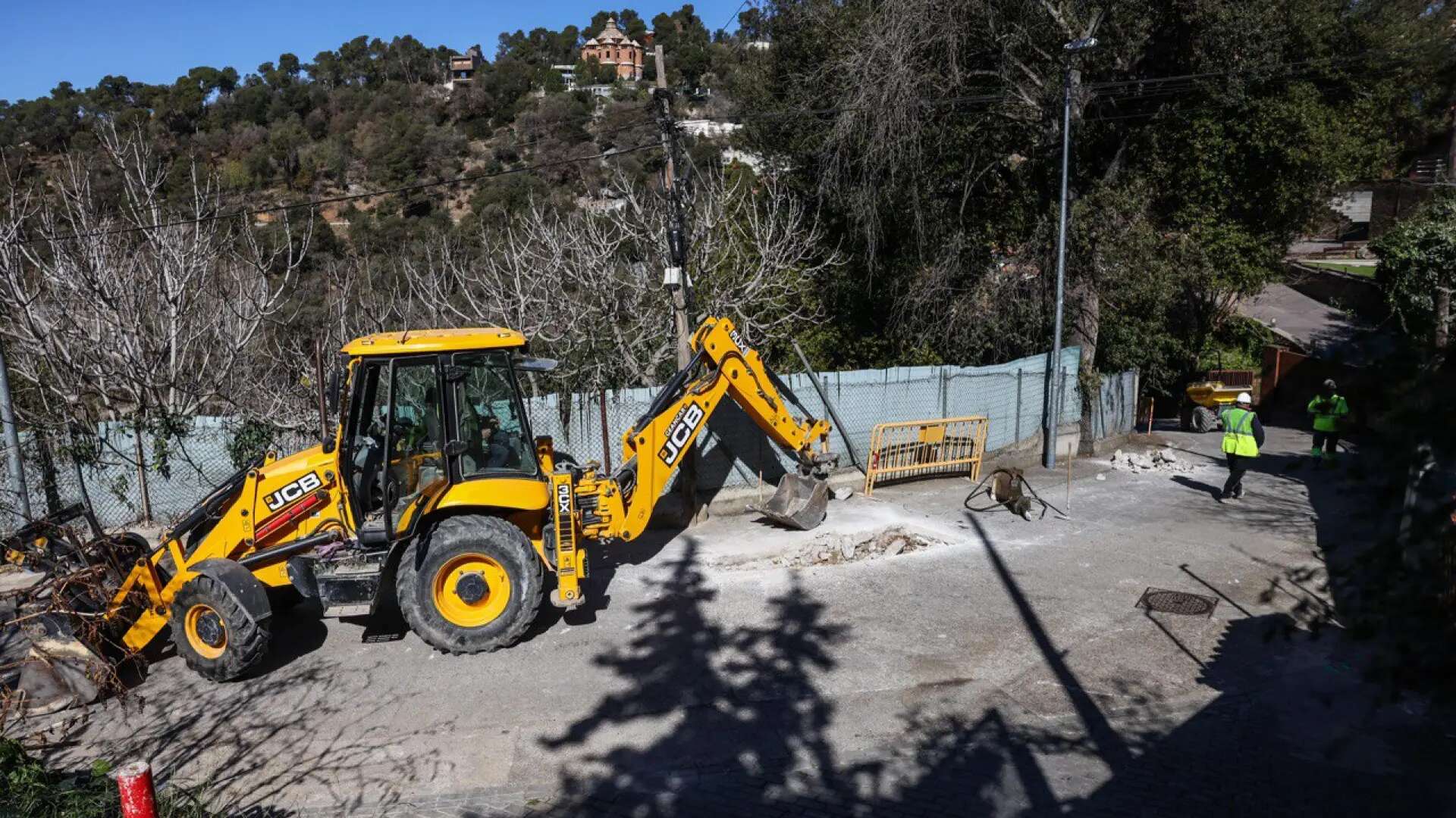 Barcelona mejora el pavimento de diez calles en Sarrià-Sant Gervasi e instalará vallas para evitar que los jabalís accedan a la basura