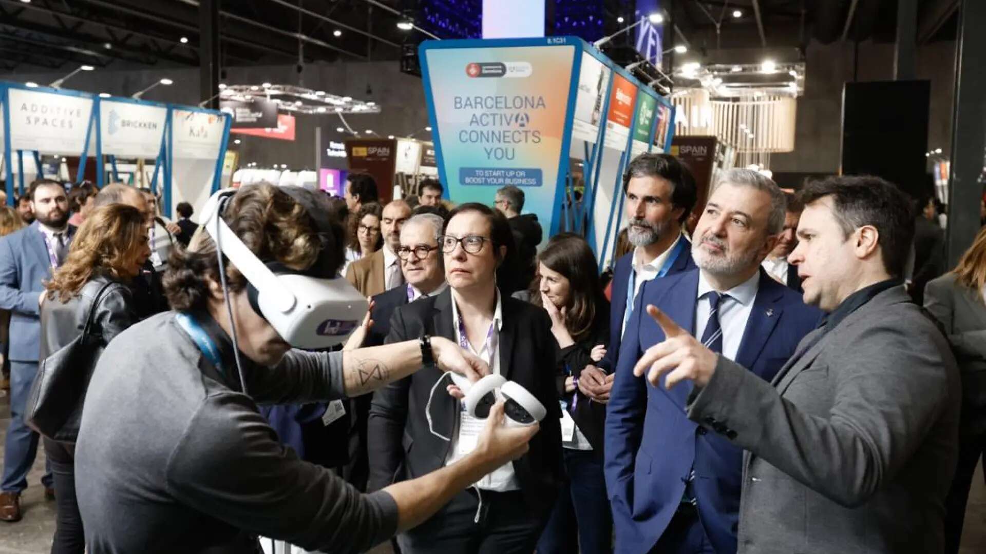 Collboni visita la décima edición de la feria 4YFN y el estand de Barcelona Activa en la segunda jornada del Mobile