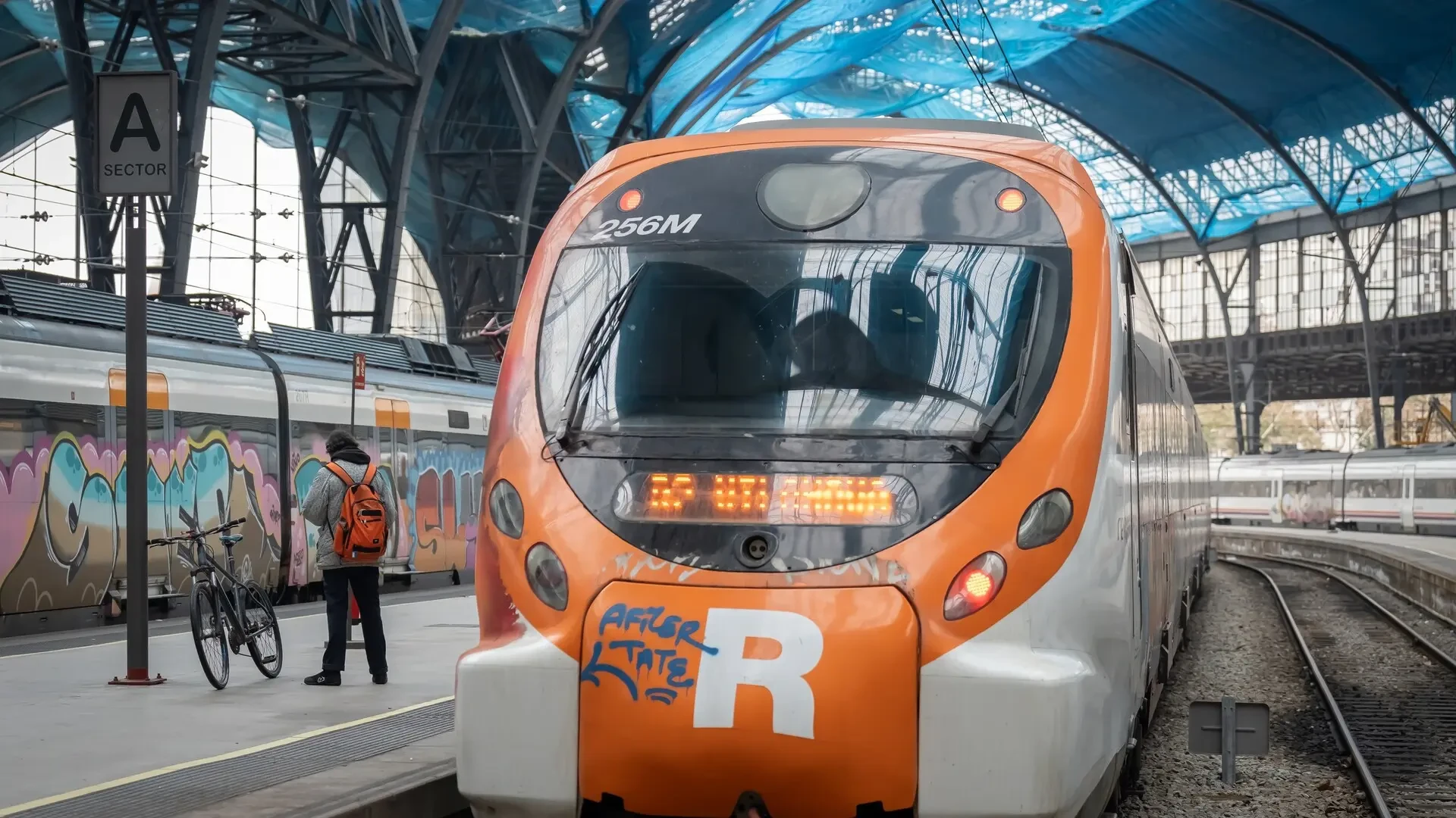 Retrasos de 15 minutos en las líneas R3 y R4 de Rodalies por un intento de robo de cable entre Fabra i Puig y Montcada i Bifurcació