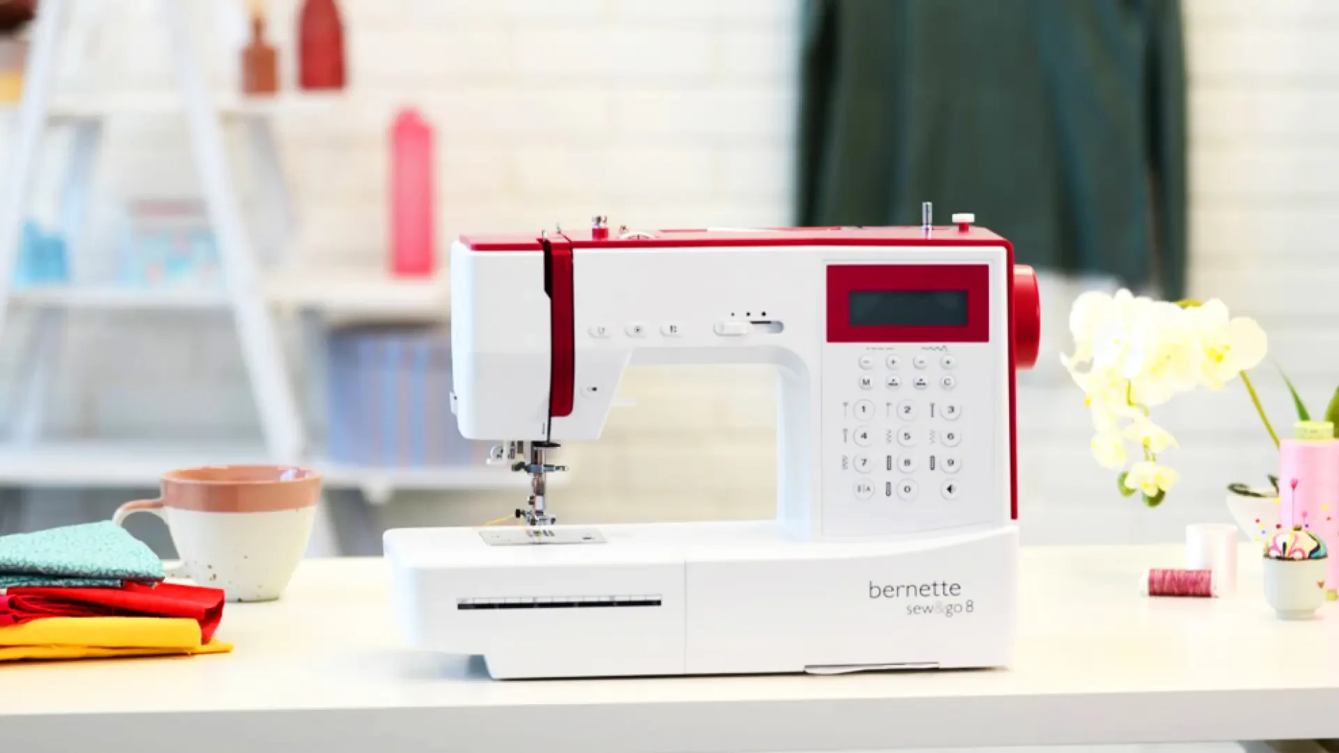 Esta máquina de coser casi profesional con ordenador, uno de los éxitos de Amazon