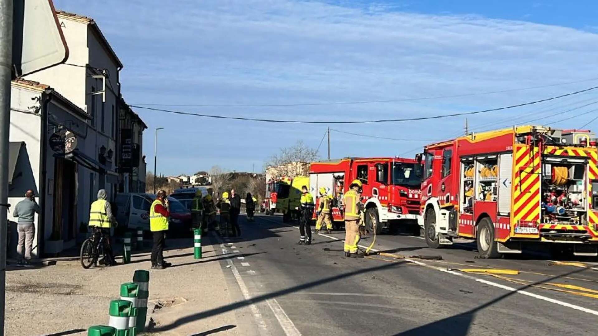 Un choque entre una ambulancia que trasladaba a un paciente y un turismo en Llambilles deja a dos heridos