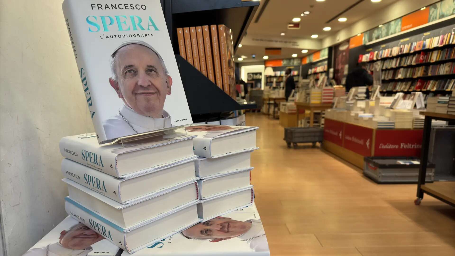 El papa publica 'Esperanza,' una autobiografía sobre su infancia, adolescencia y pontificado