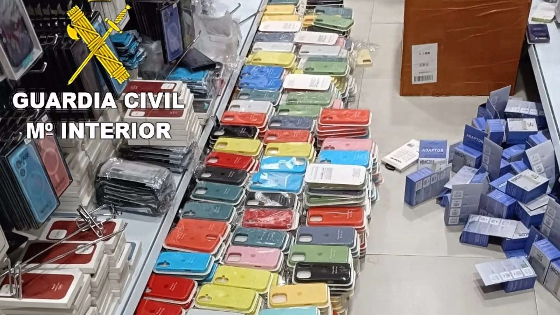 La Guardia Civil decomisa en Barcelona 2.650 productos falsificados que imitaban a la marca Apple