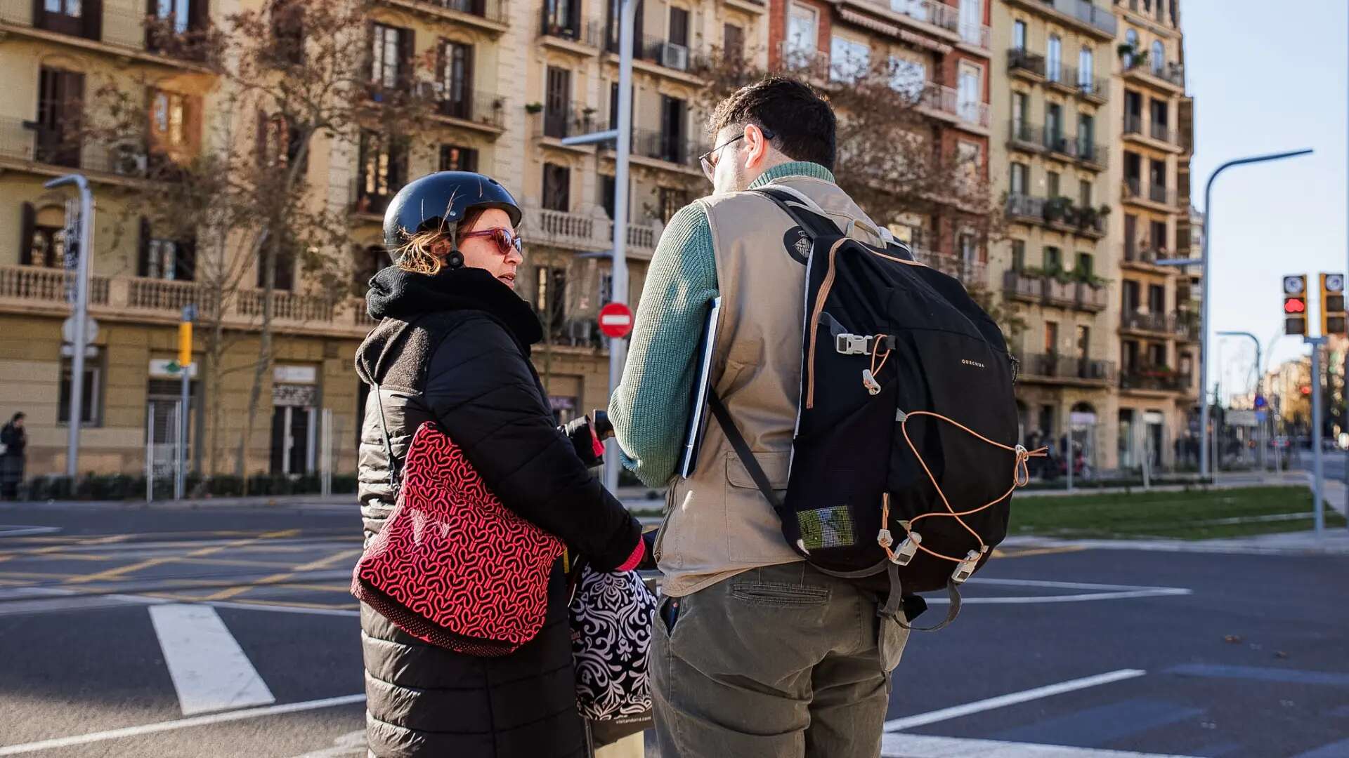 Cuenta atrás para que Barcelona multe con hasta 500 euros por conducir patinetes sin casco: empieza una campaña informativa