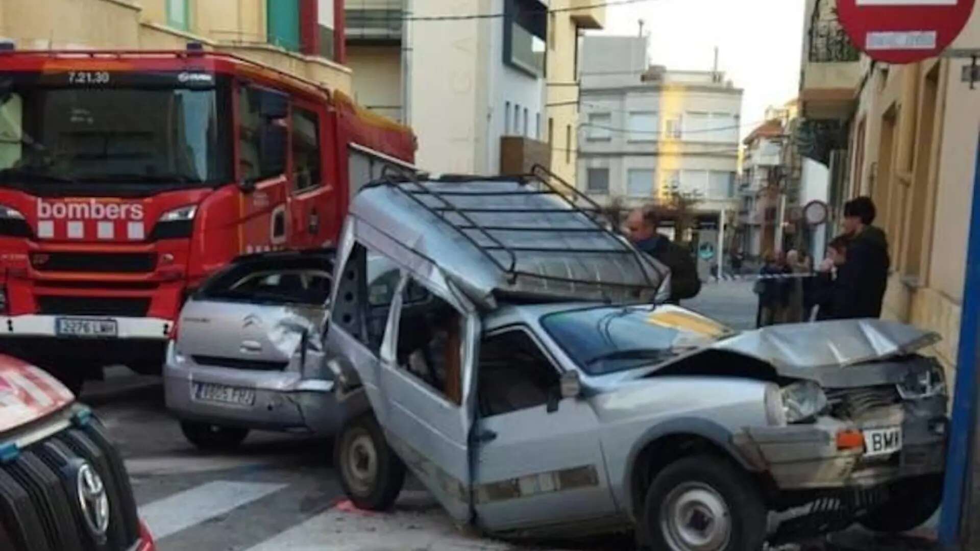 Un camionero da positivo en cocaína tras perder el control y chocar contra cinco coches y una moto en Amposta