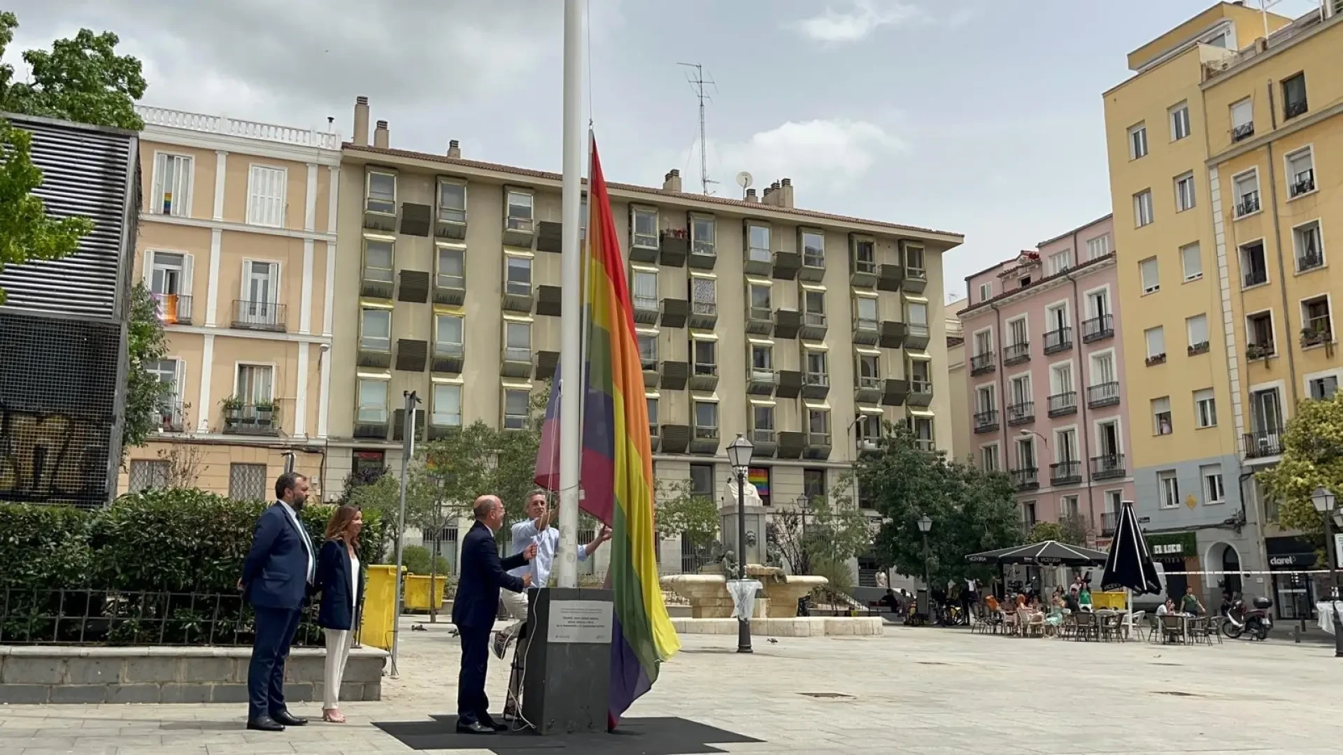La plaza Pedro Zerolo iza su bandera LGTBI y despliega dos 'puntos arcoíris' para atender posibles agresiones