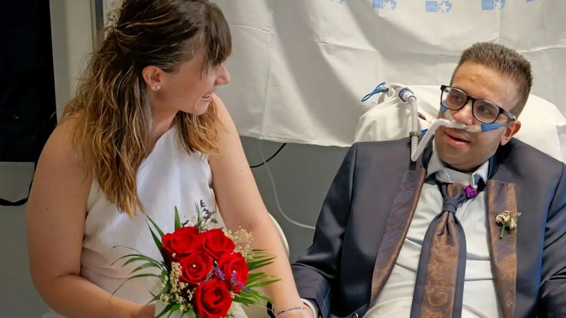 Una pareja se casa en la UCI del Hospital Gregorio Marañón, donde el novio está ingresado por cáncer