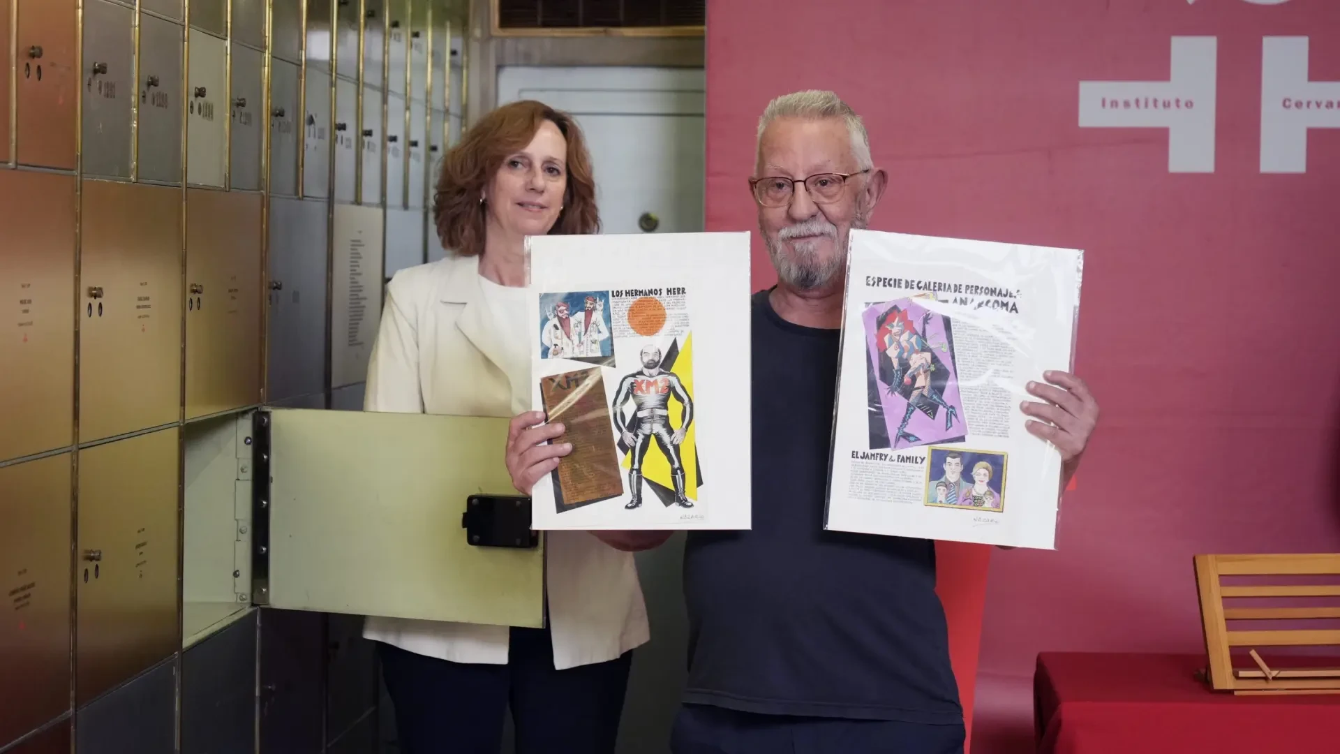 El escritor Nazario deja en la Caja de las Letras del Cervantes dos páginas del cómic de 'Anarcoma', su detective travesti