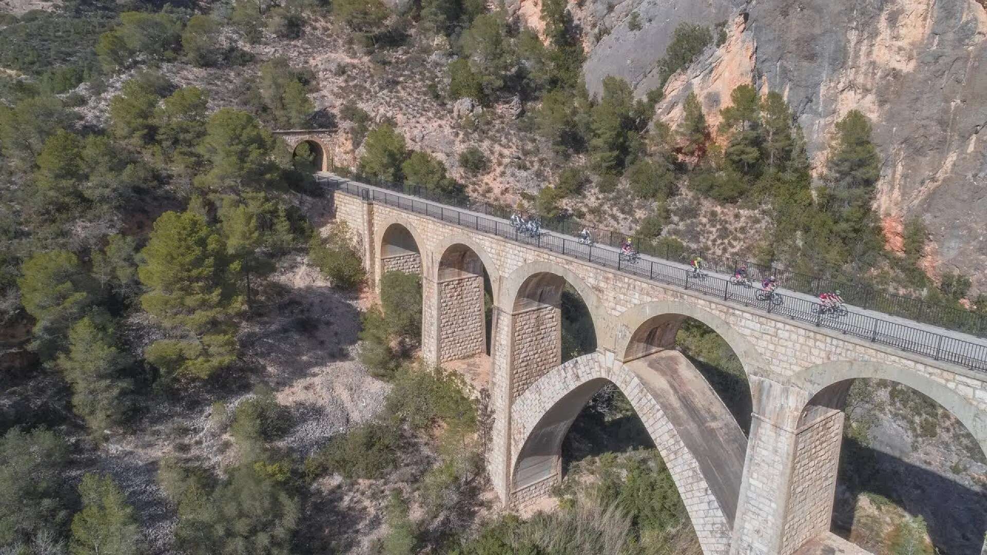 La impresionante ruta que recorre una antigua línea de ferrocarril a través de túneles y bonitos pueblos