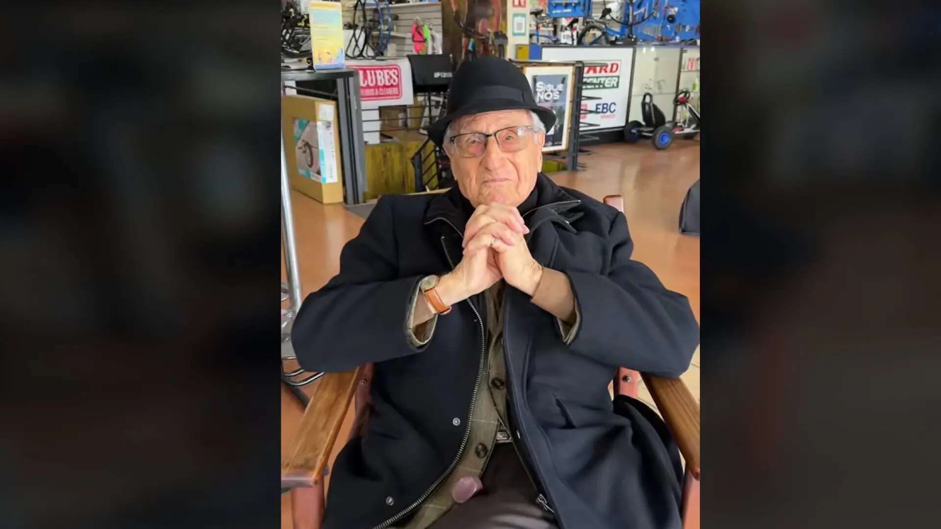 Tiene 97 años y se ha hecho famoso por su tienda de bicicletas: 