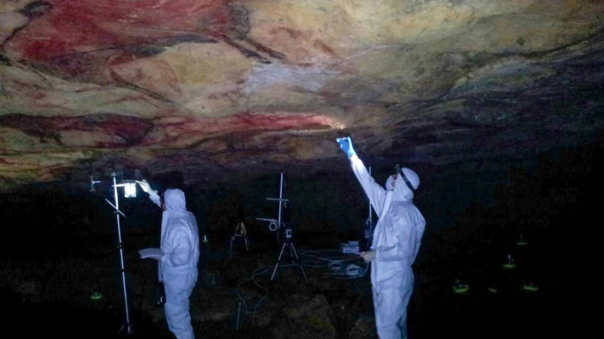 Documentan nuevas figuras y grabados en la cueva de Altamira