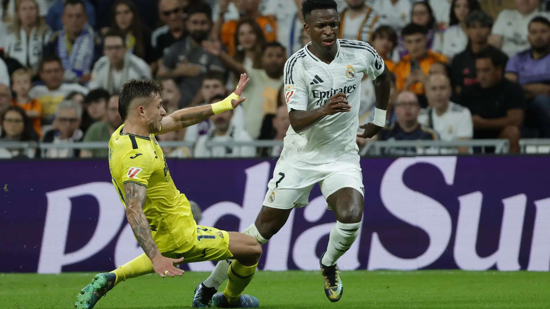 Vinícius y la jugada que levantó al Bernabéu frente al Villarreal: sienta dos veces a Kiko Femenía