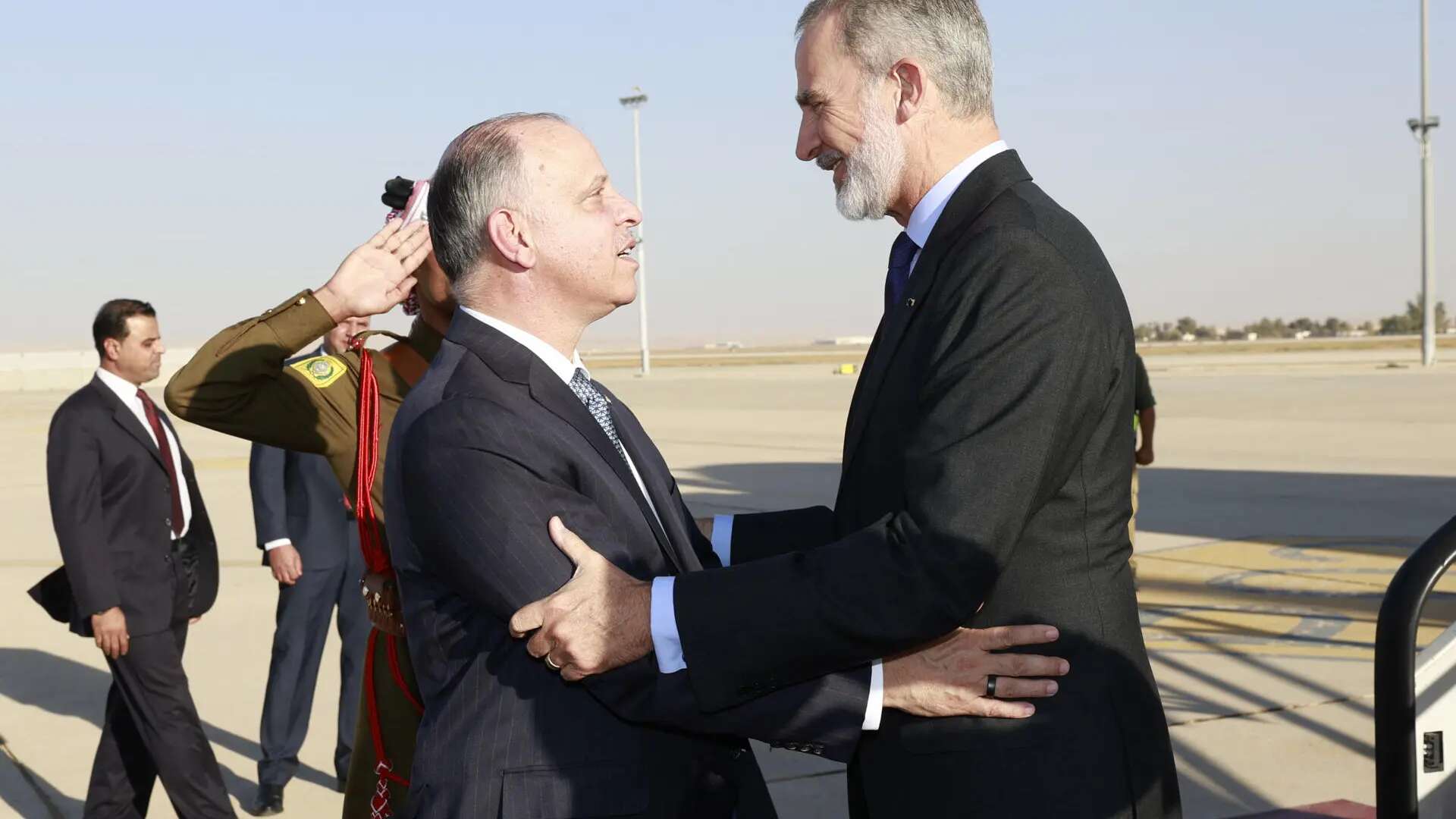 Felipe VI es recibido por el príncipe Faisal bin Hussein a su llegada a Jordania