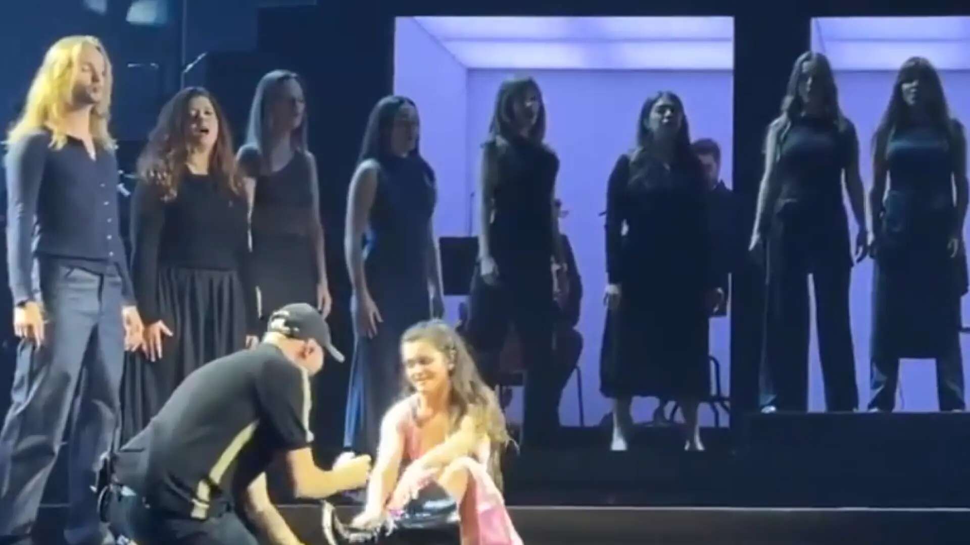 Amaia sale del paso como puede cuando se le rompe la bota en pleno concierto