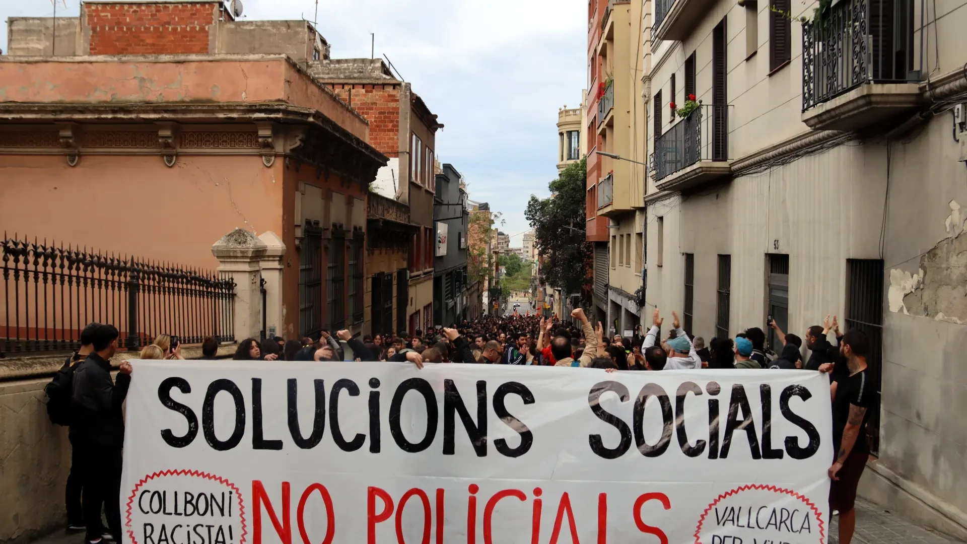 Entidades vecinales piden al Ayuntamiento y a la propiedad del bloque ocupado en Vallcarca 