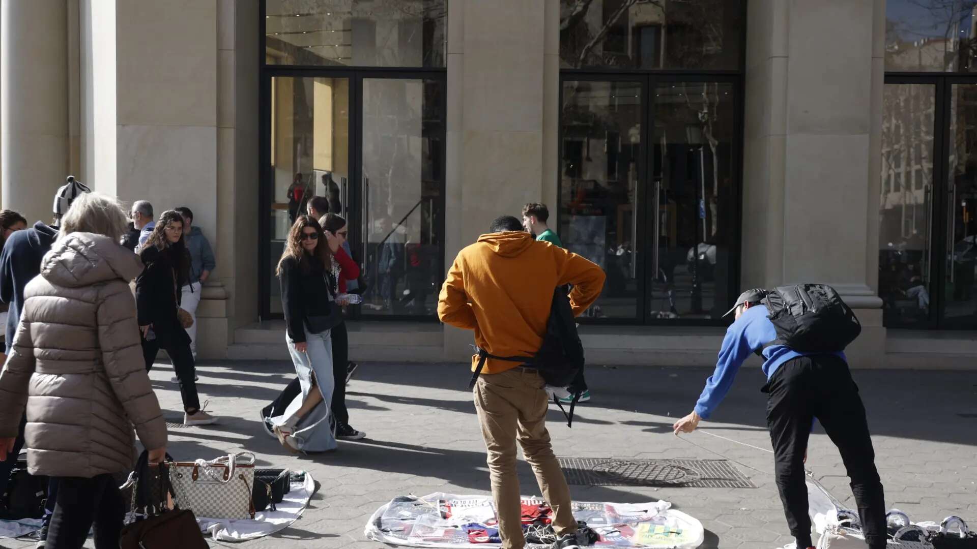 Intervenidos más de 43.000 productos falsificados durante la campaña de verano contra el 'top manta' en Cataluña