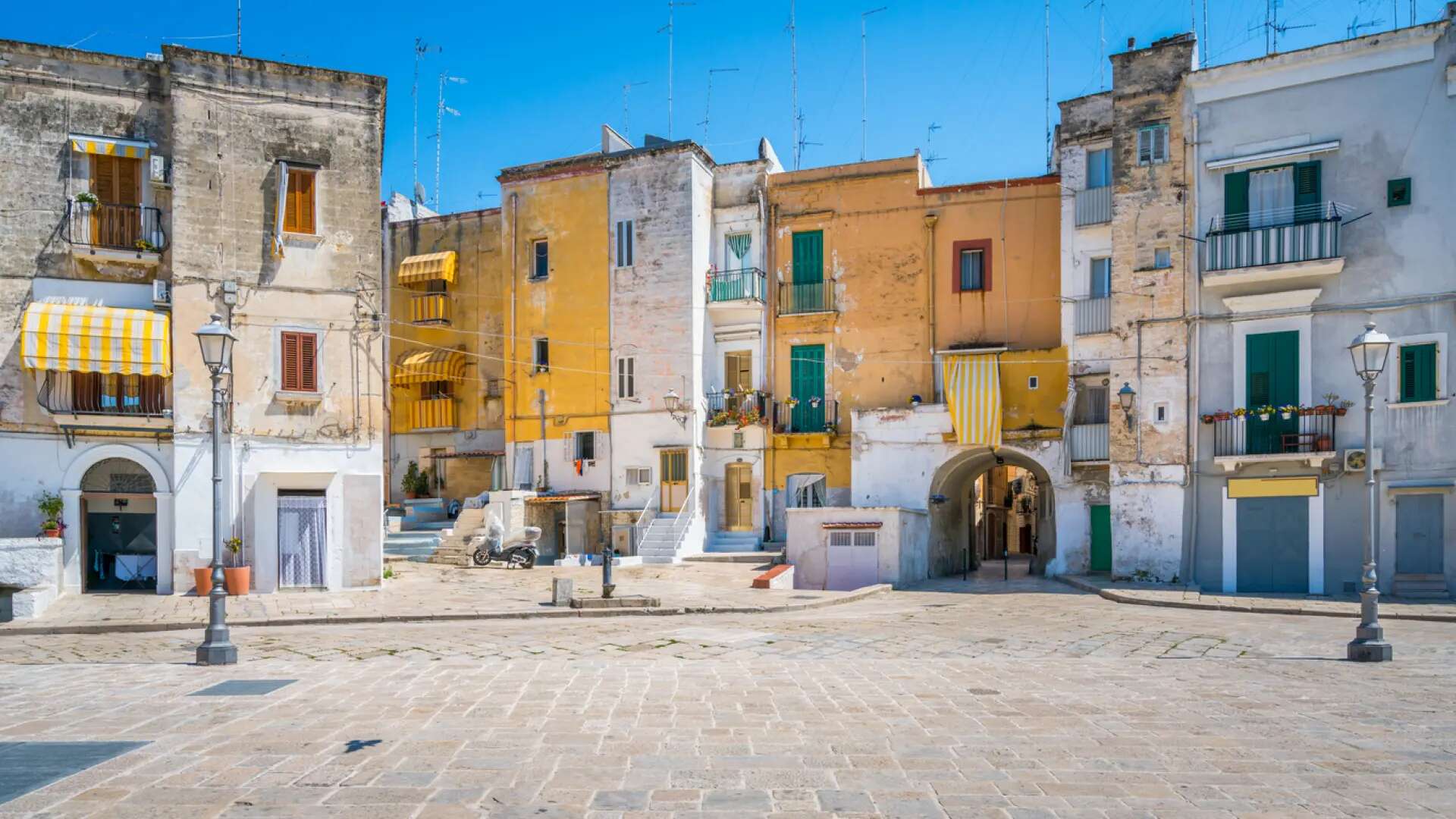 La ciudad de Italia que los turistas adoran por una calle donde las abuelas hacen pasta en sus puertas