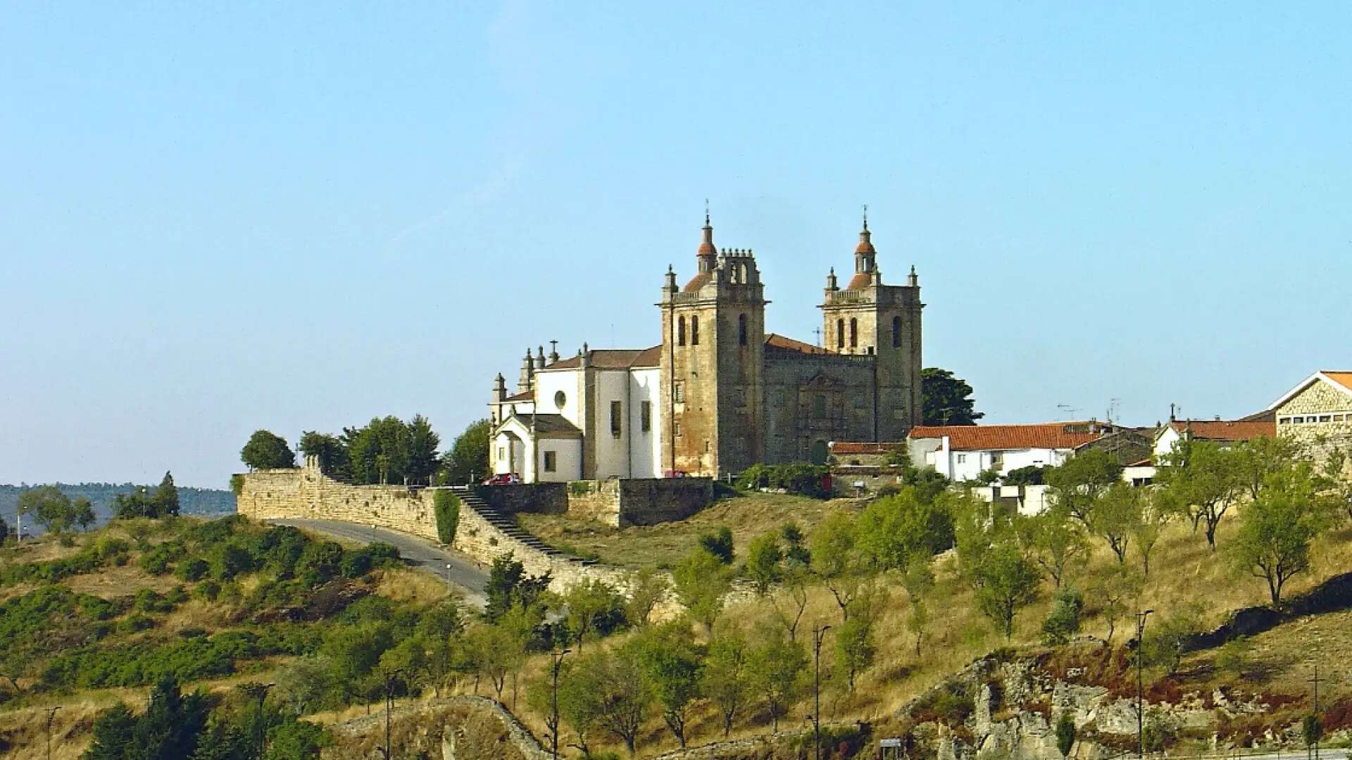 La ciudad portuguesa a solo 15 minutos de España que está dentro de un parque natural