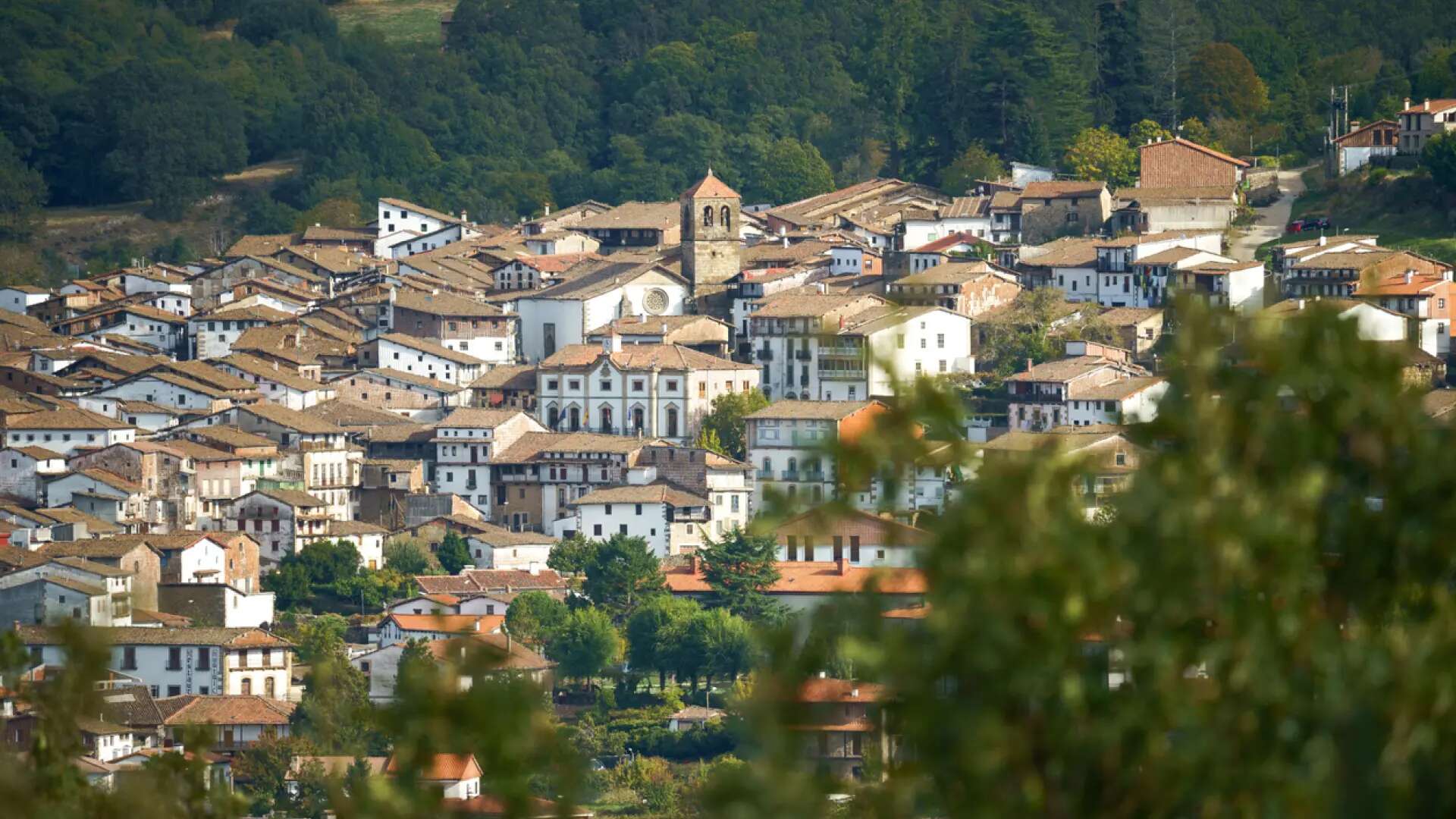 El pintoresco pueblo de Salamanca entre montañas: rutas de senderismo y cascadas