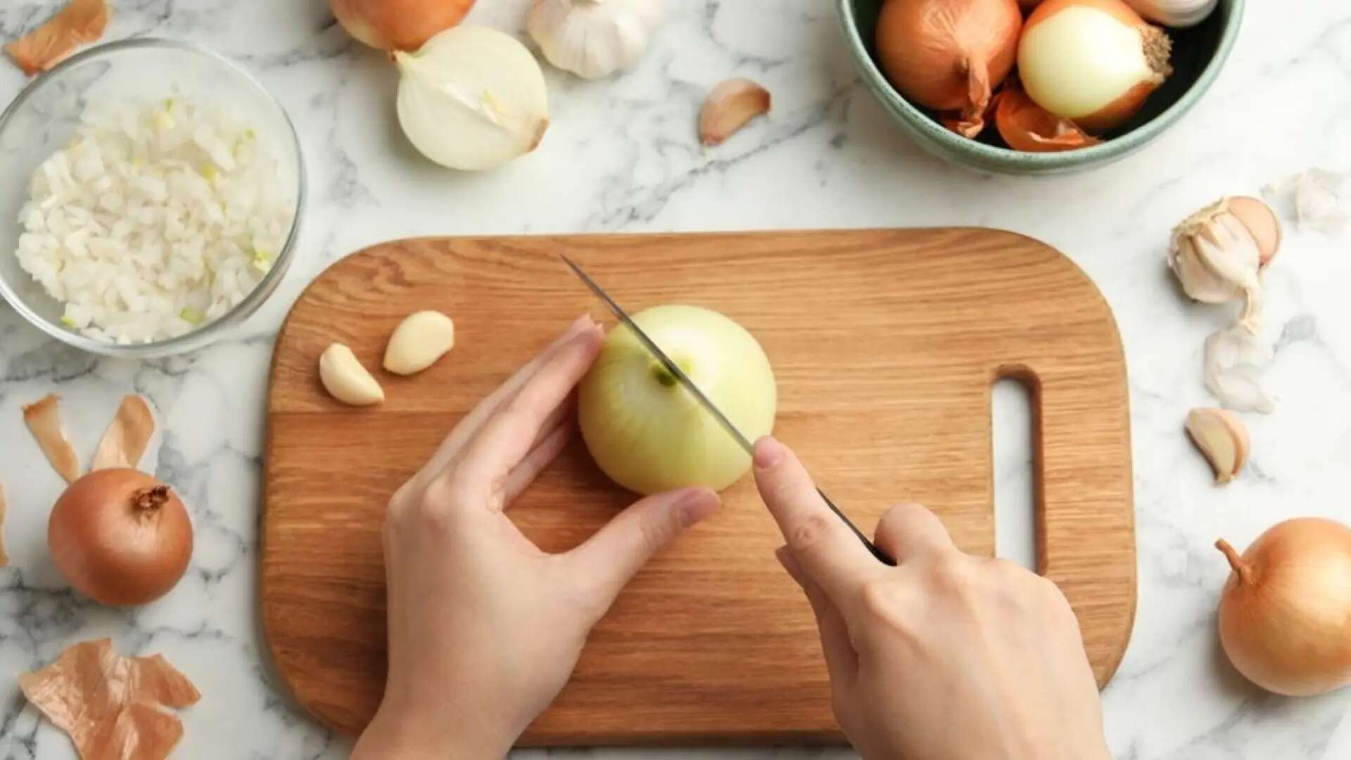 El truco con una cuchara para no llorar cortando cebolla que ha dejado a Gisele Bündchen alucinada